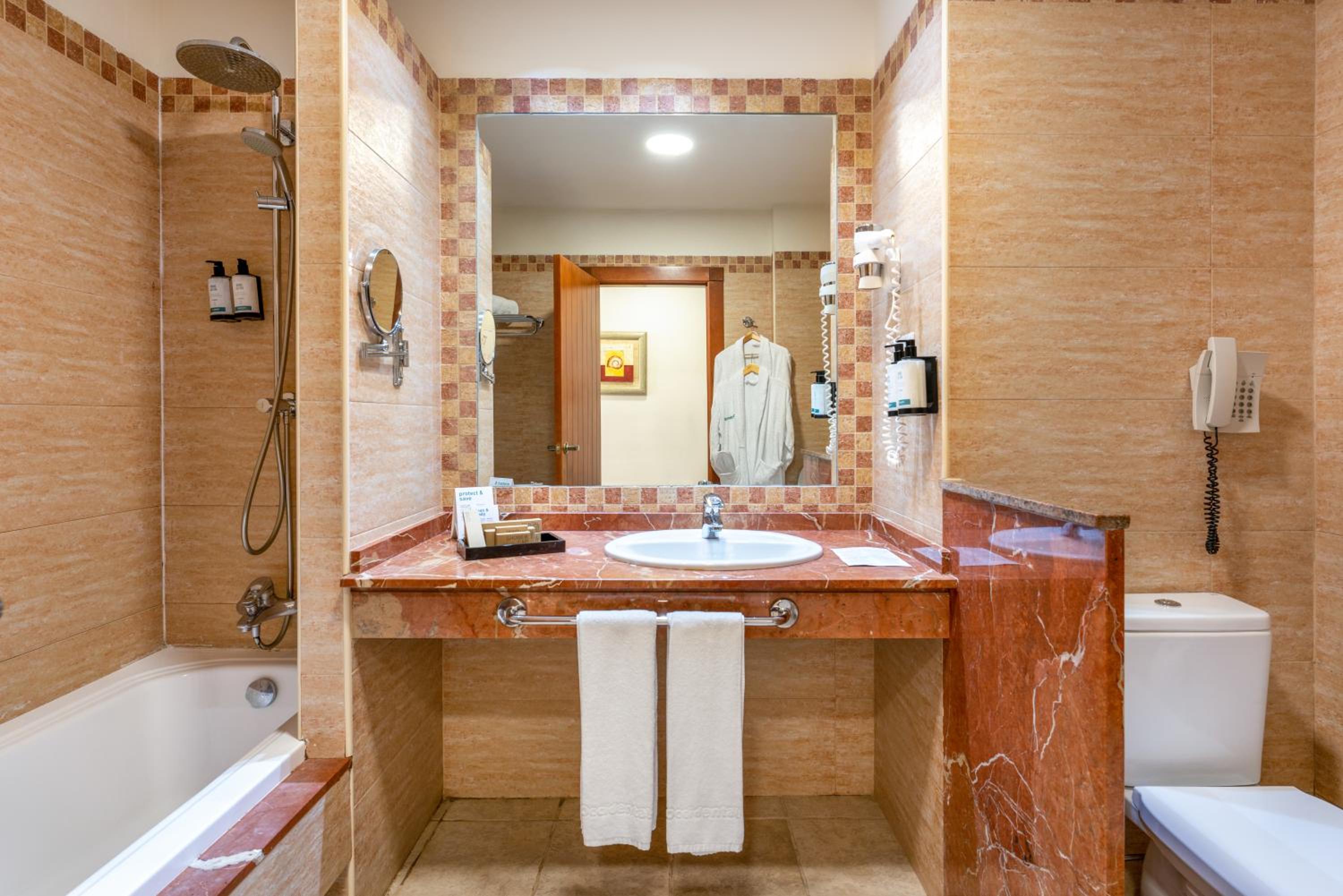 Deluxe Double or Twin Room - Photo 3