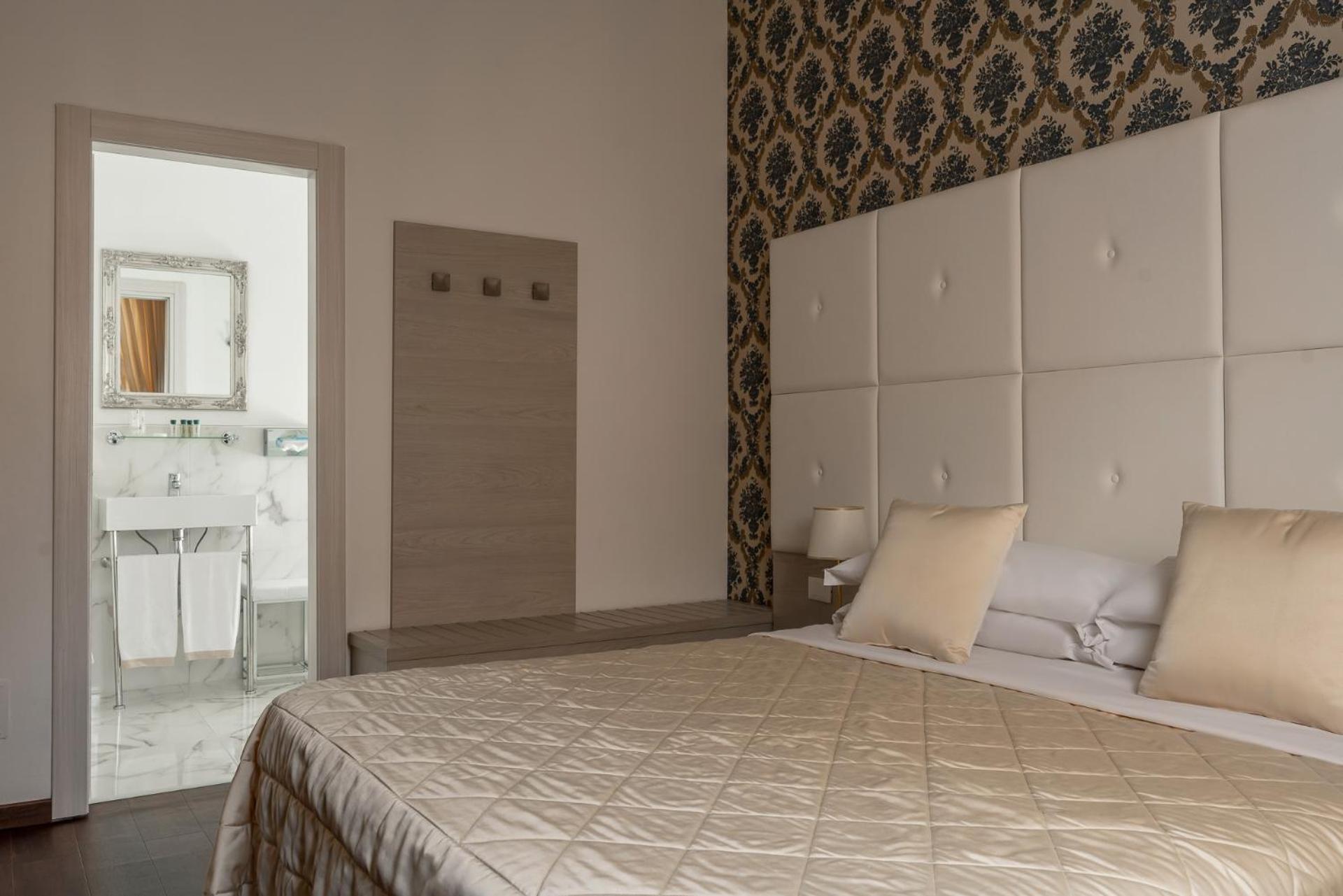 Deluxe Double Room - Photo 8