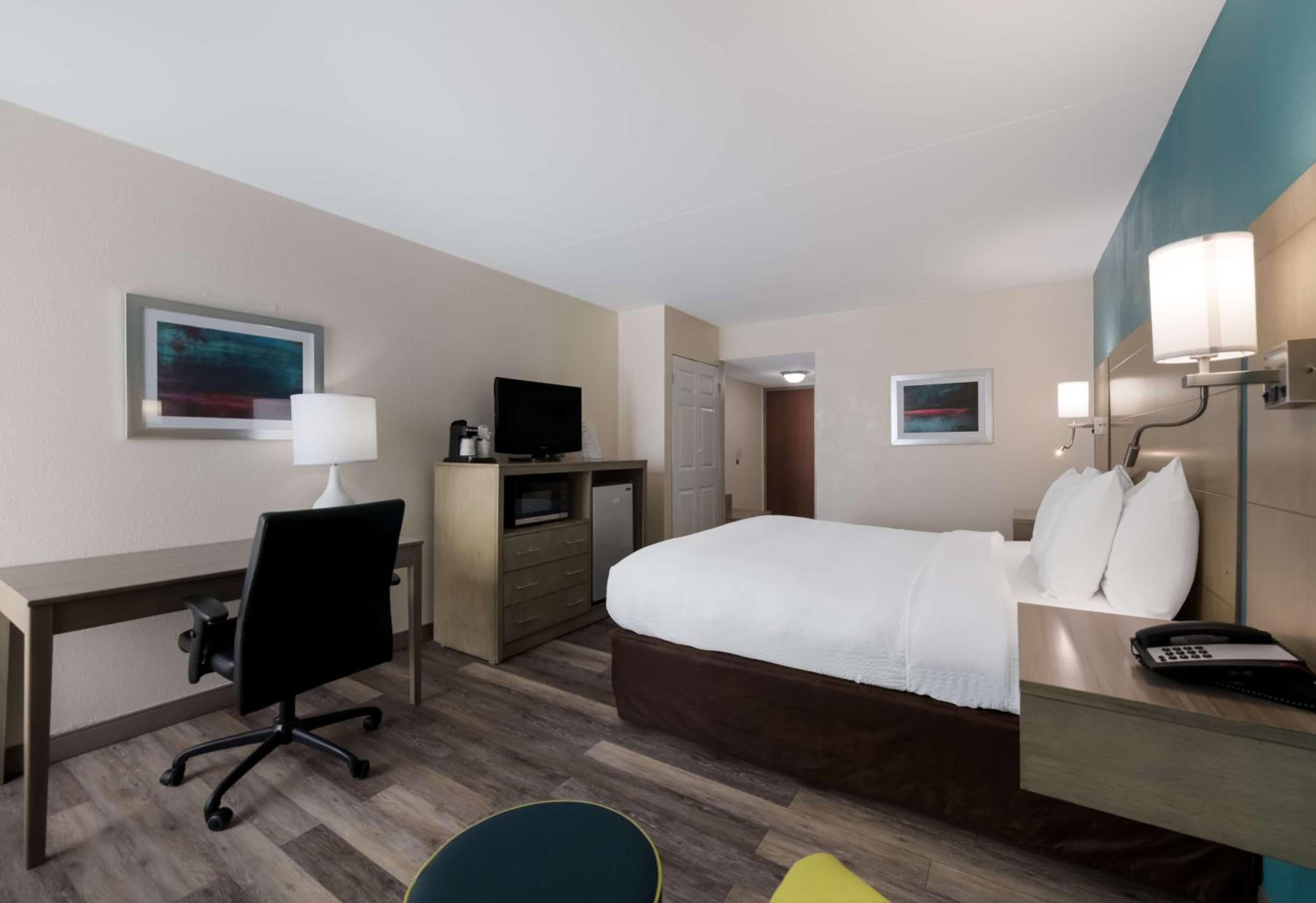 King Room - Non-Smoking - Photo 3