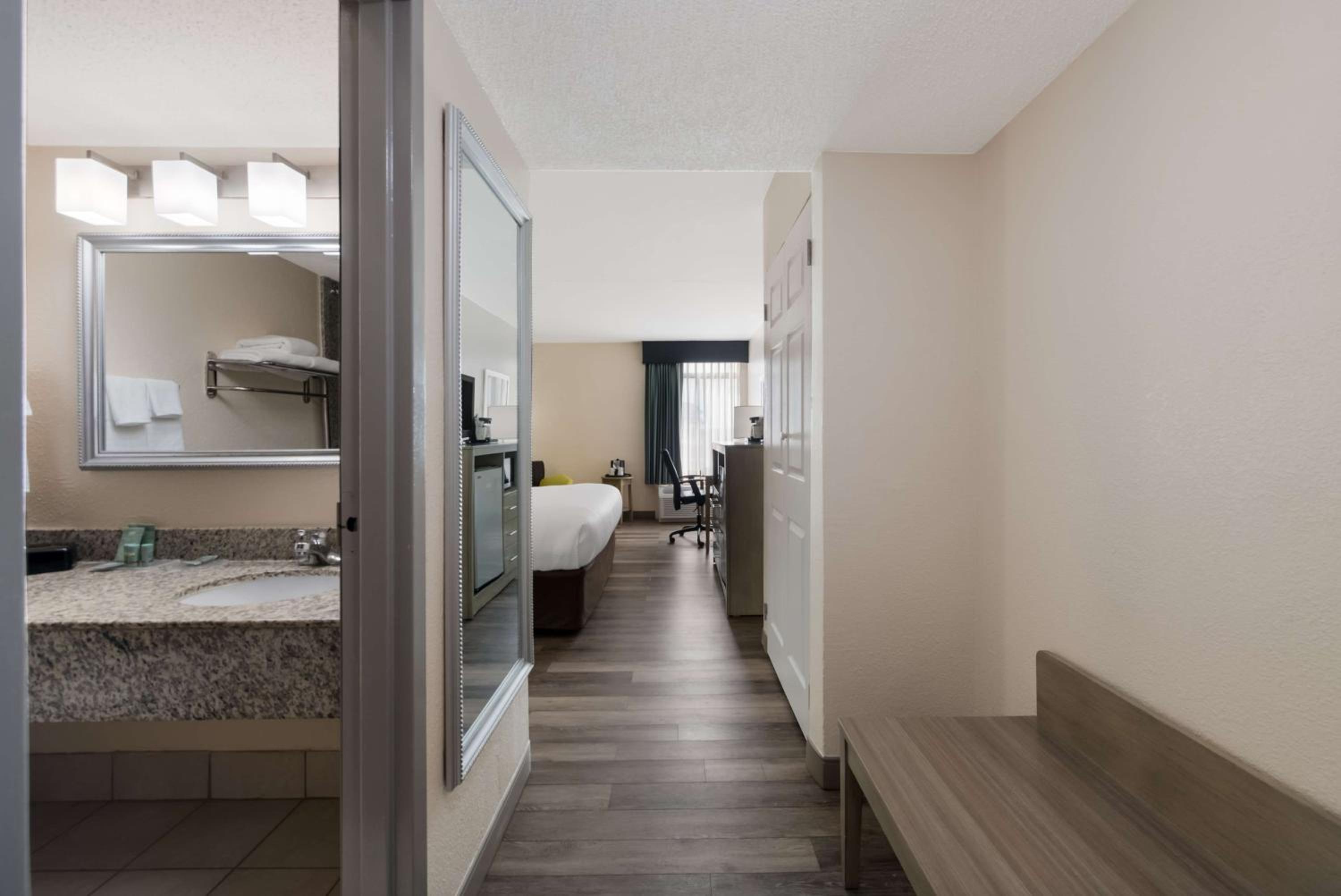 King Room - Non-Smoking - Photo 1