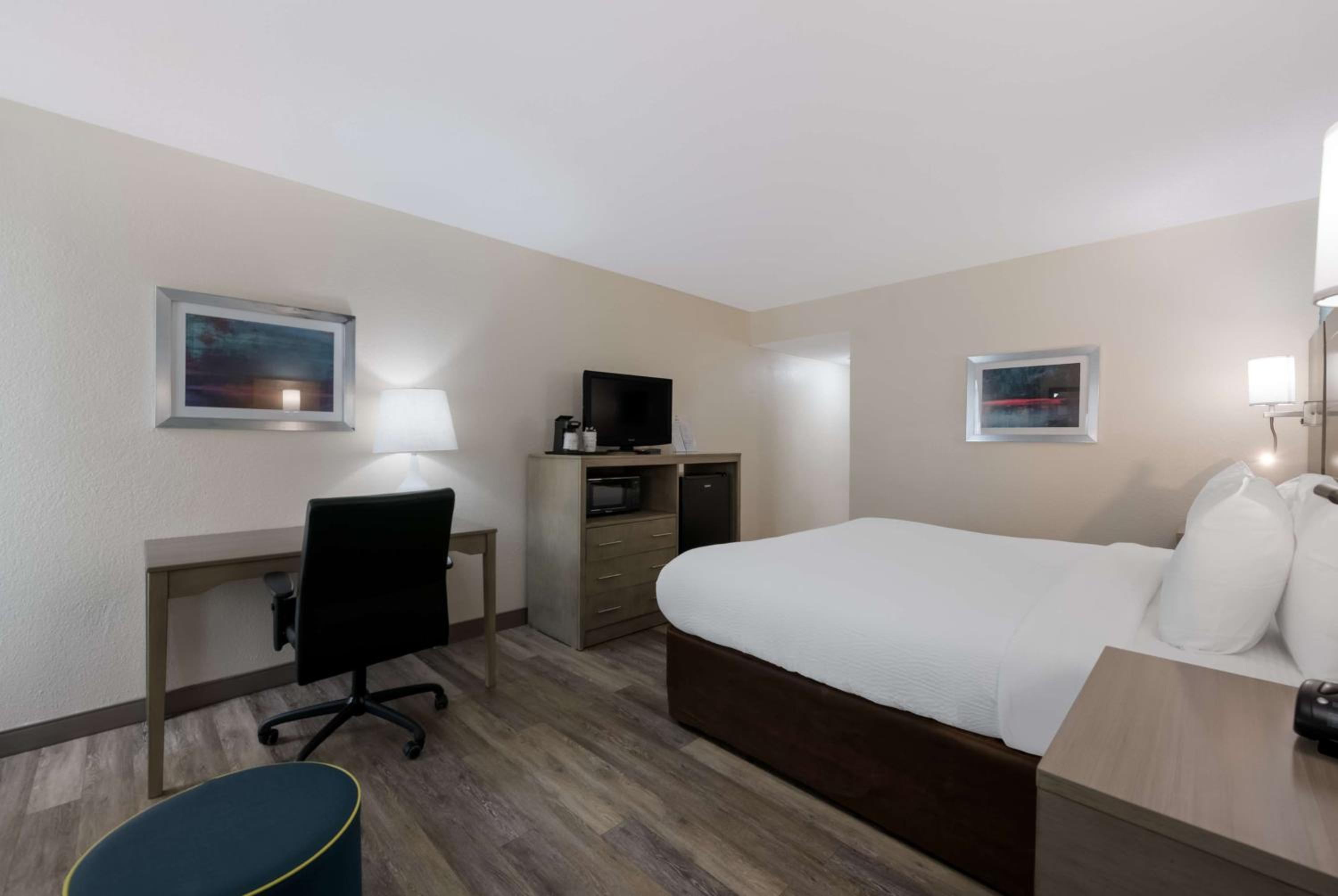 King Room with Bath Tub - Disability Access/Non-Smoking  - Photo 2