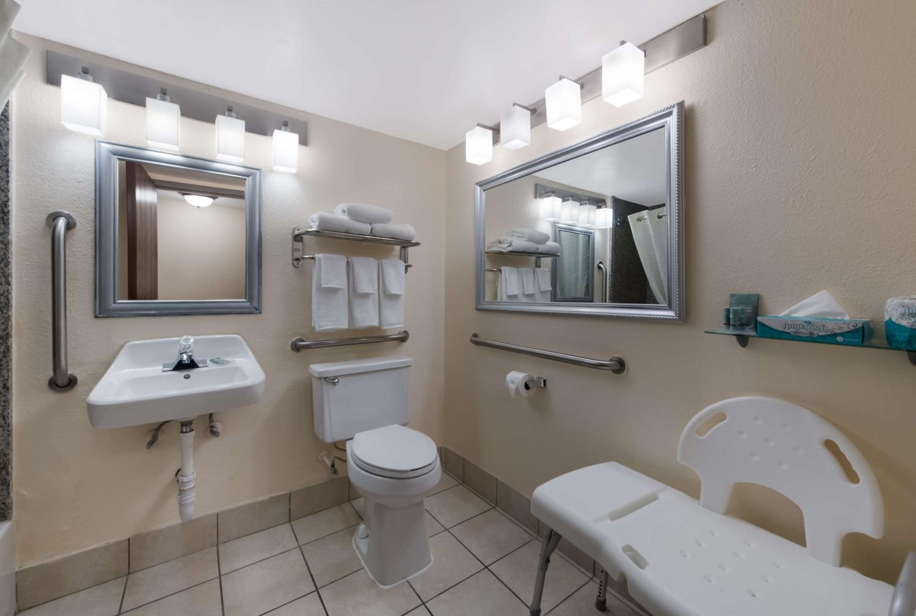 King Room with Bath Tub - Disability Access/Non-Smoking  - Photo 4