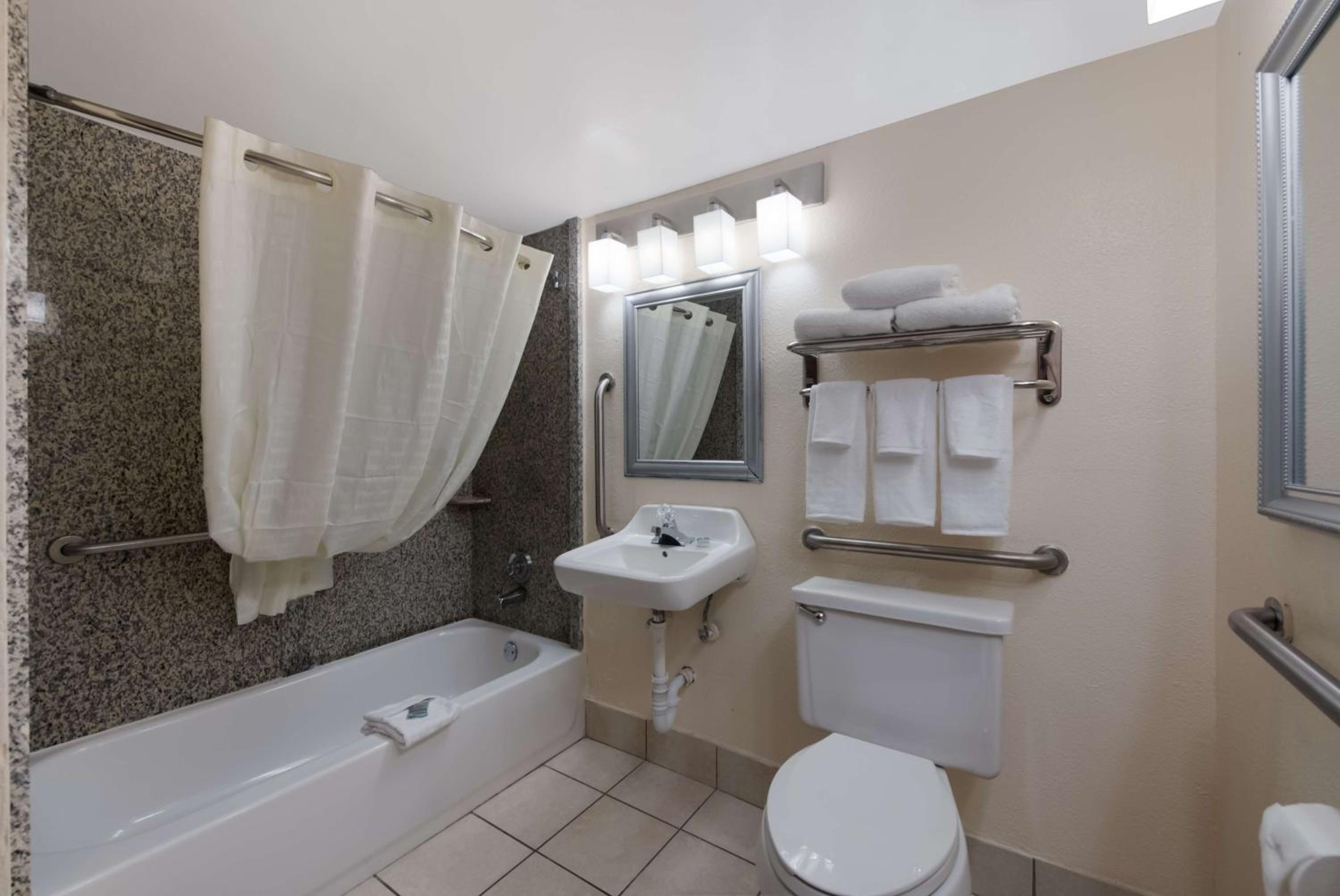 King Room with Bath Tub - Disability Access/Non-Smoking  - Photo 3