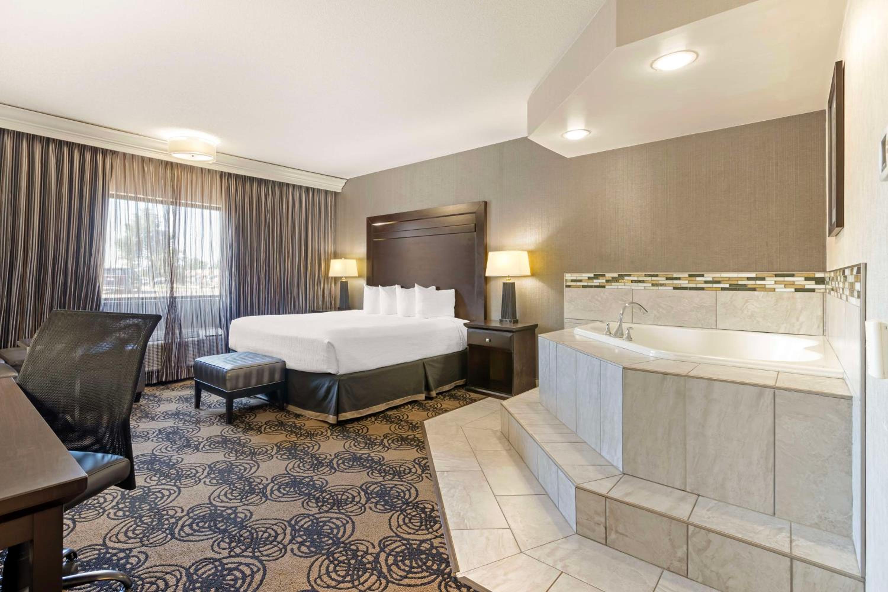 King Room with Spa Bath - Non-Smoking - Photo 1