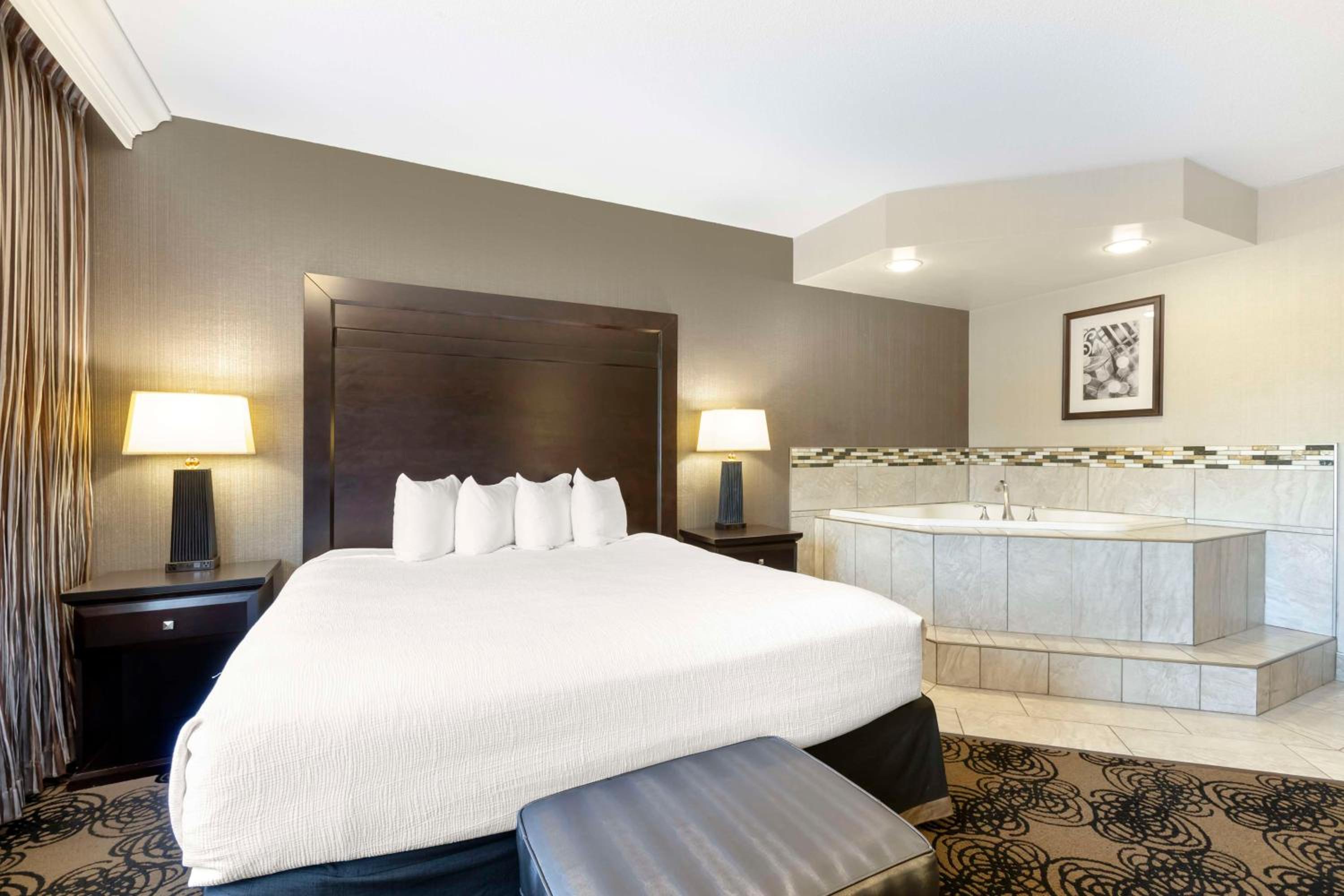 King Room with Spa Bath - Non-Smoking - Photo 2
