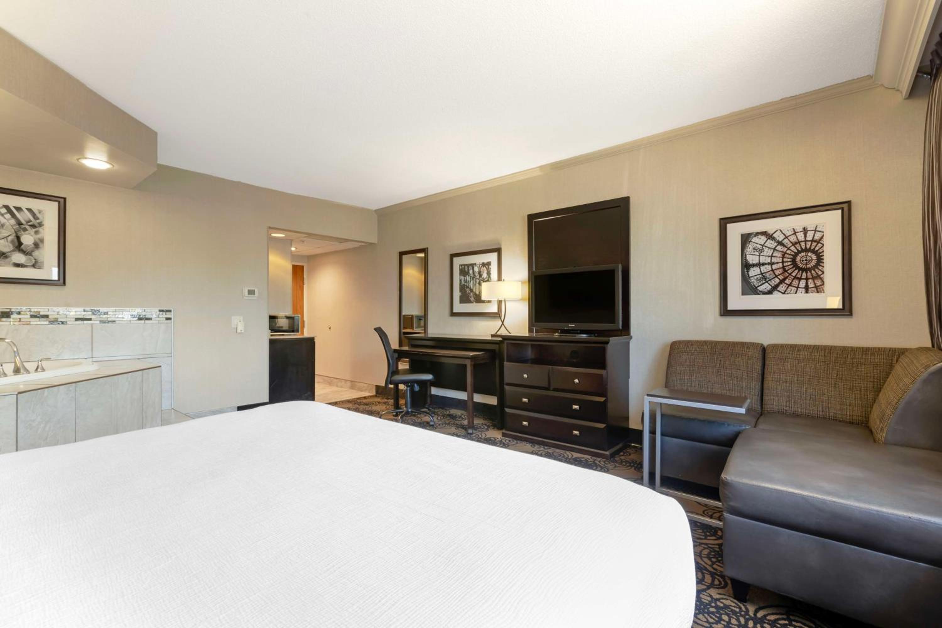 King Room with Spa Bath - Non-Smoking - Photo 3