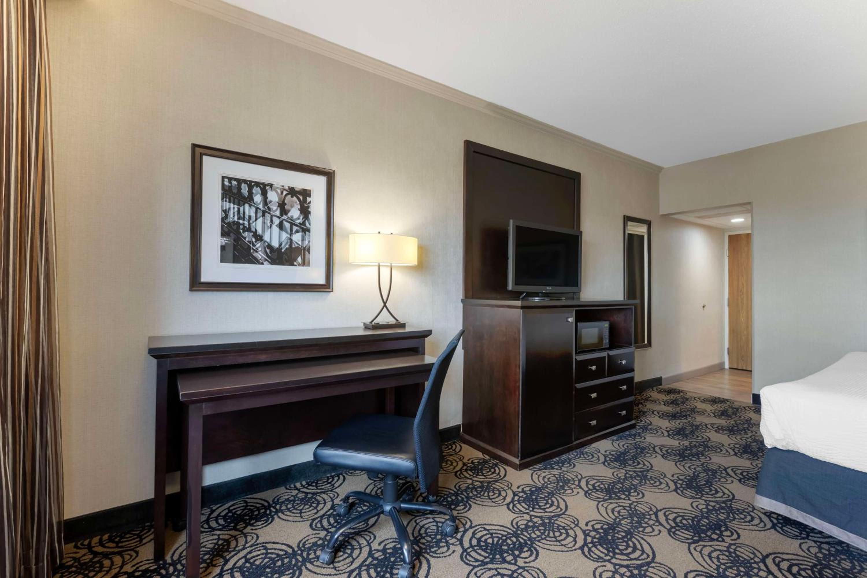 King Room - Non-Smoking - Photo 2