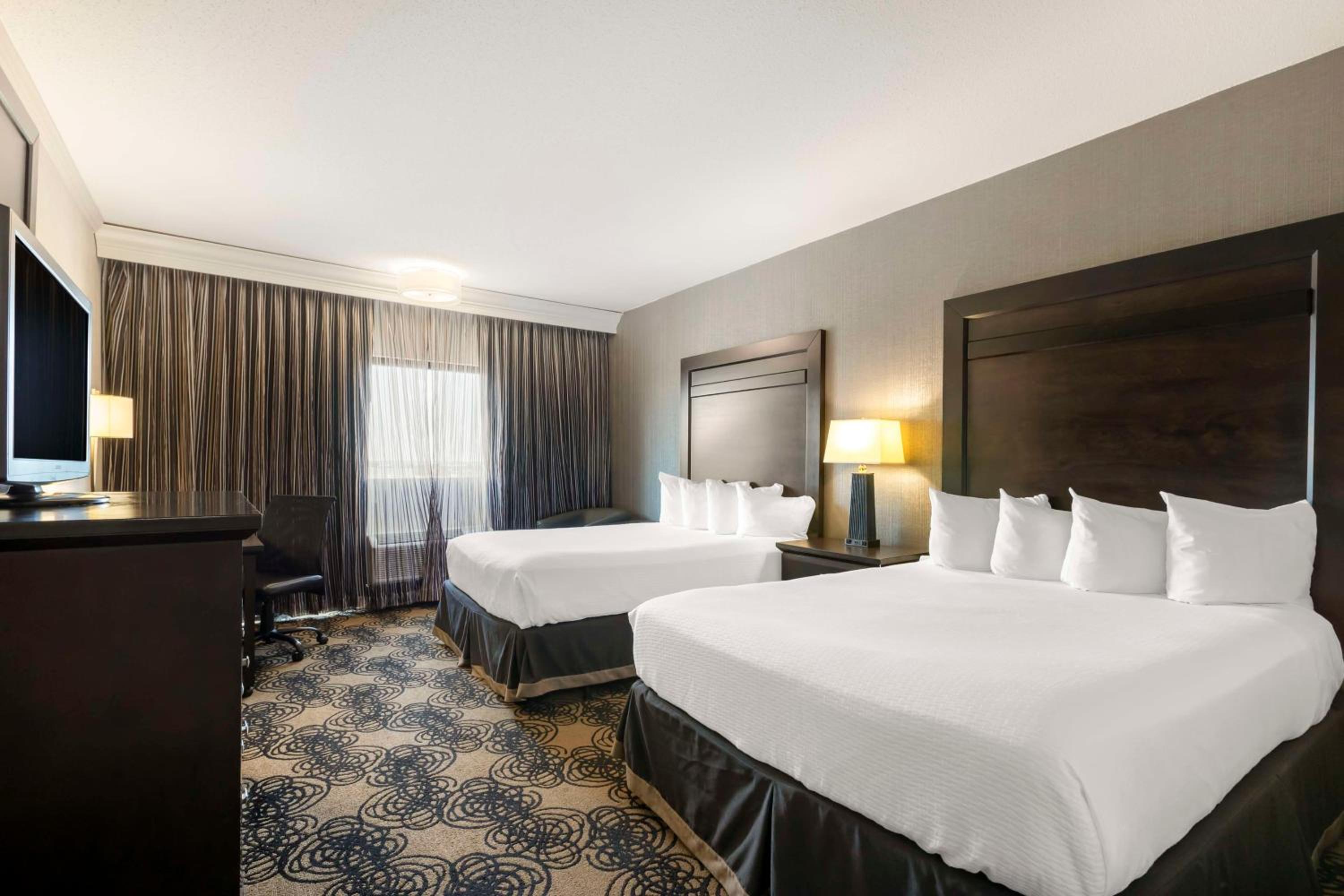 Queen Room with Two Queen Beds - Non-Smoking - Photo 1