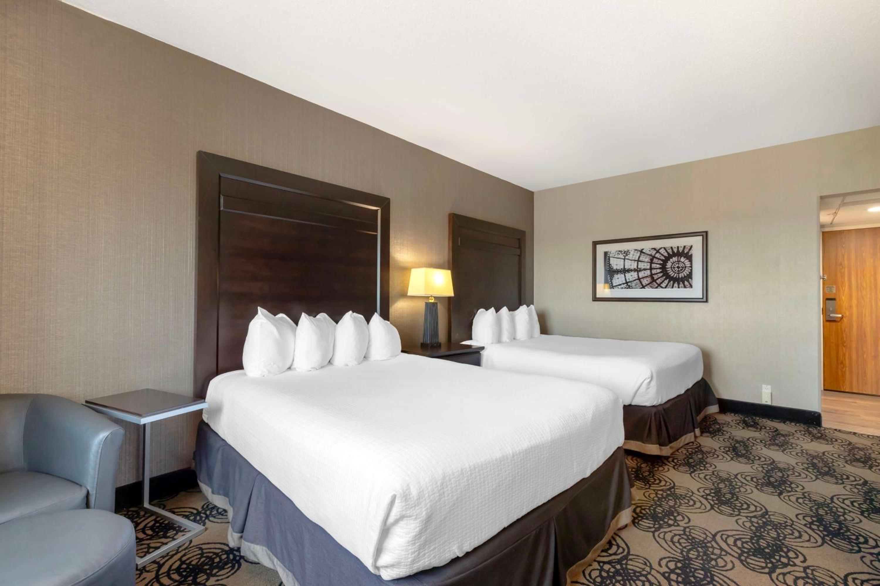Queen Room with Two Queen Beds - Non-Smoking - Photo 3