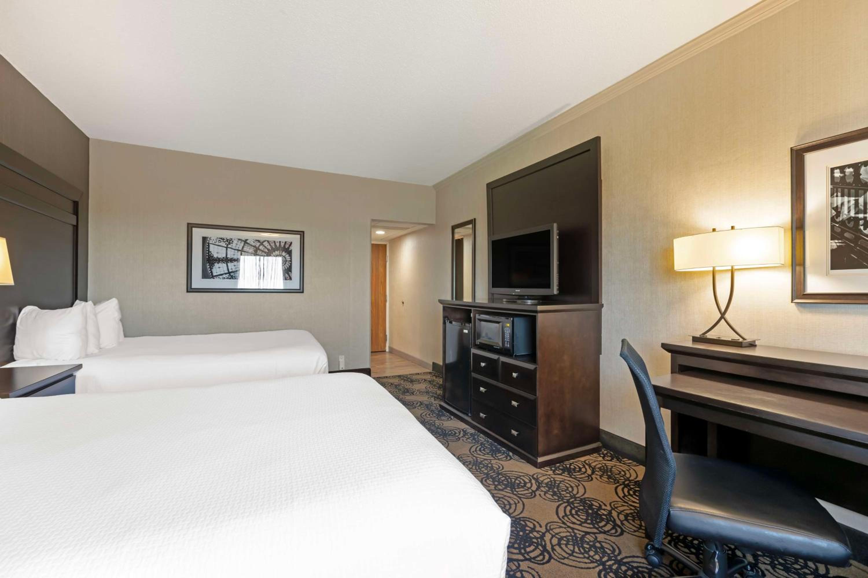 Queen Room with Two Queen Beds - Non-Smoking - Photo 2
