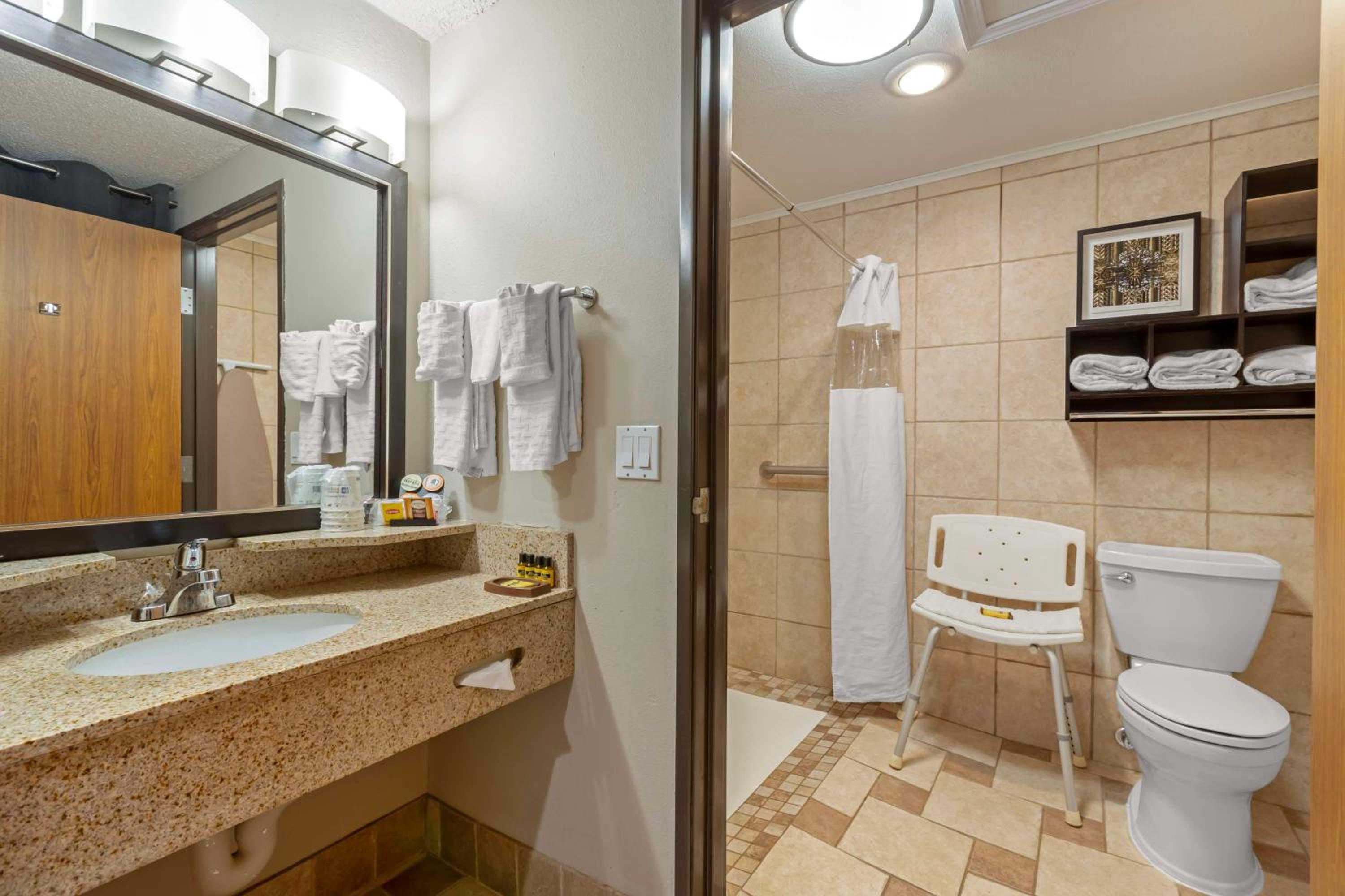 Queen Room with Two Queen Beds - Accessible/Non-Smoking  - Photo 4
