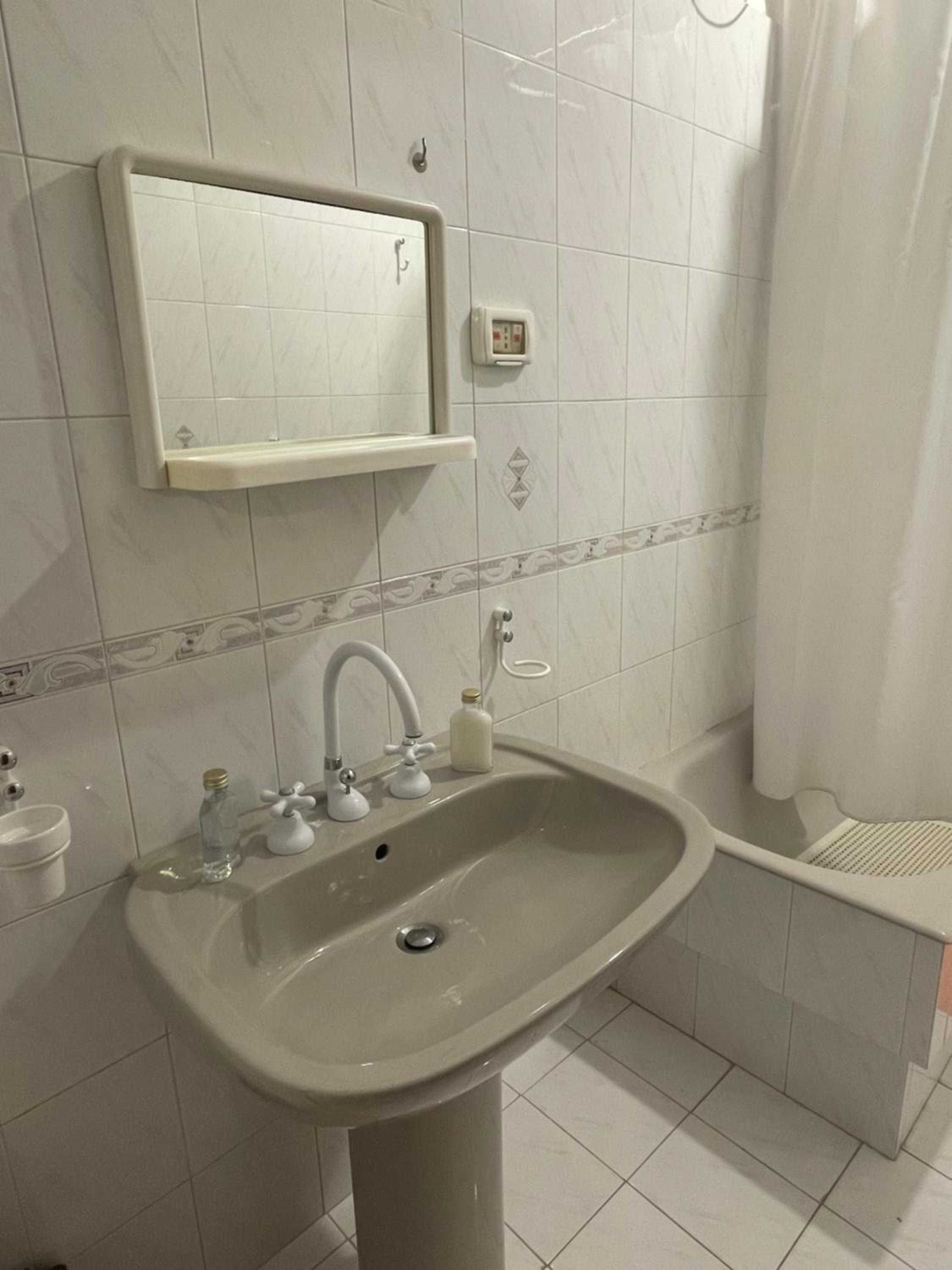 Standard Double Room - Photo 9