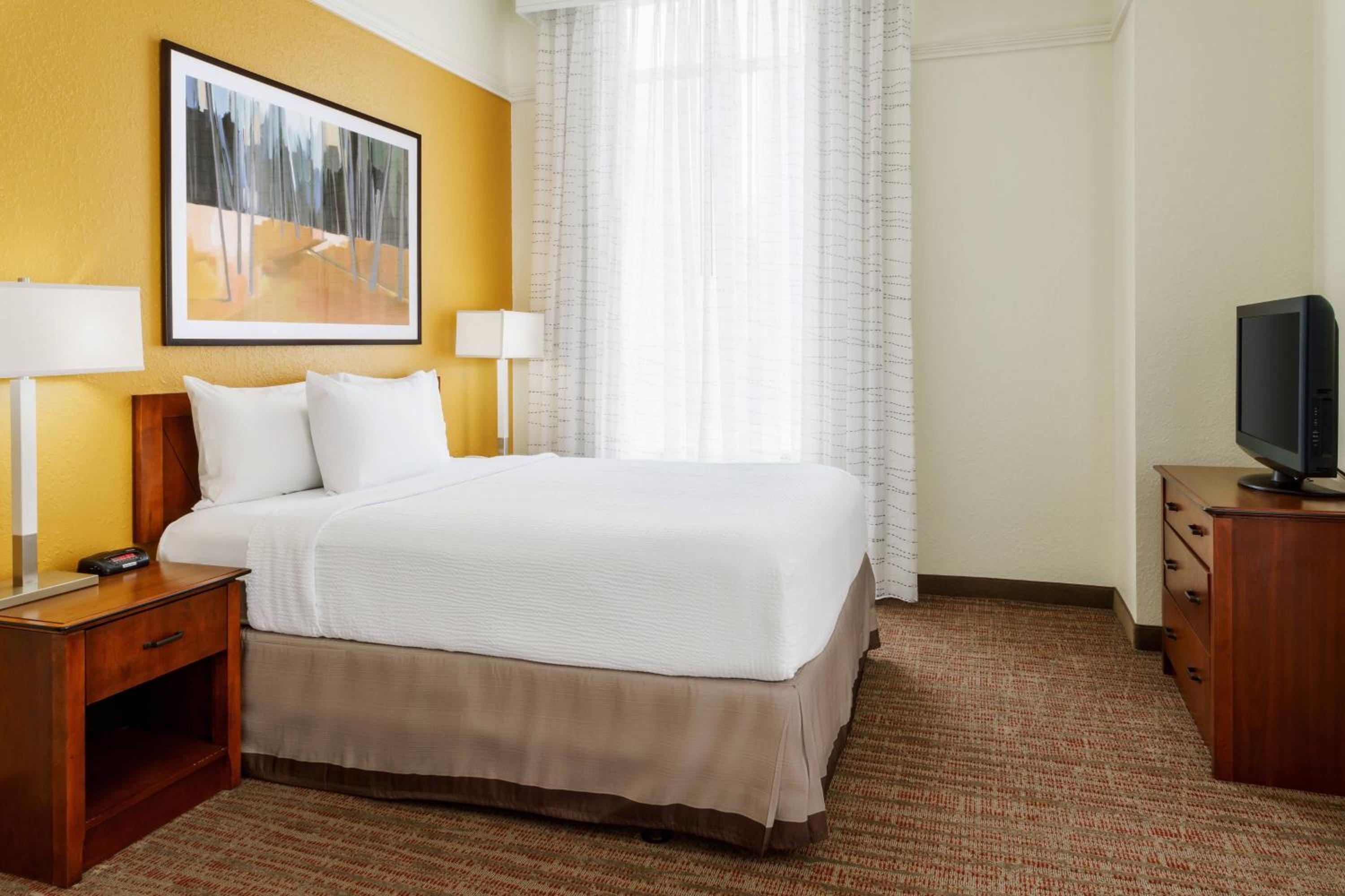 Two-Bedroom Suite with City View - Photo 3