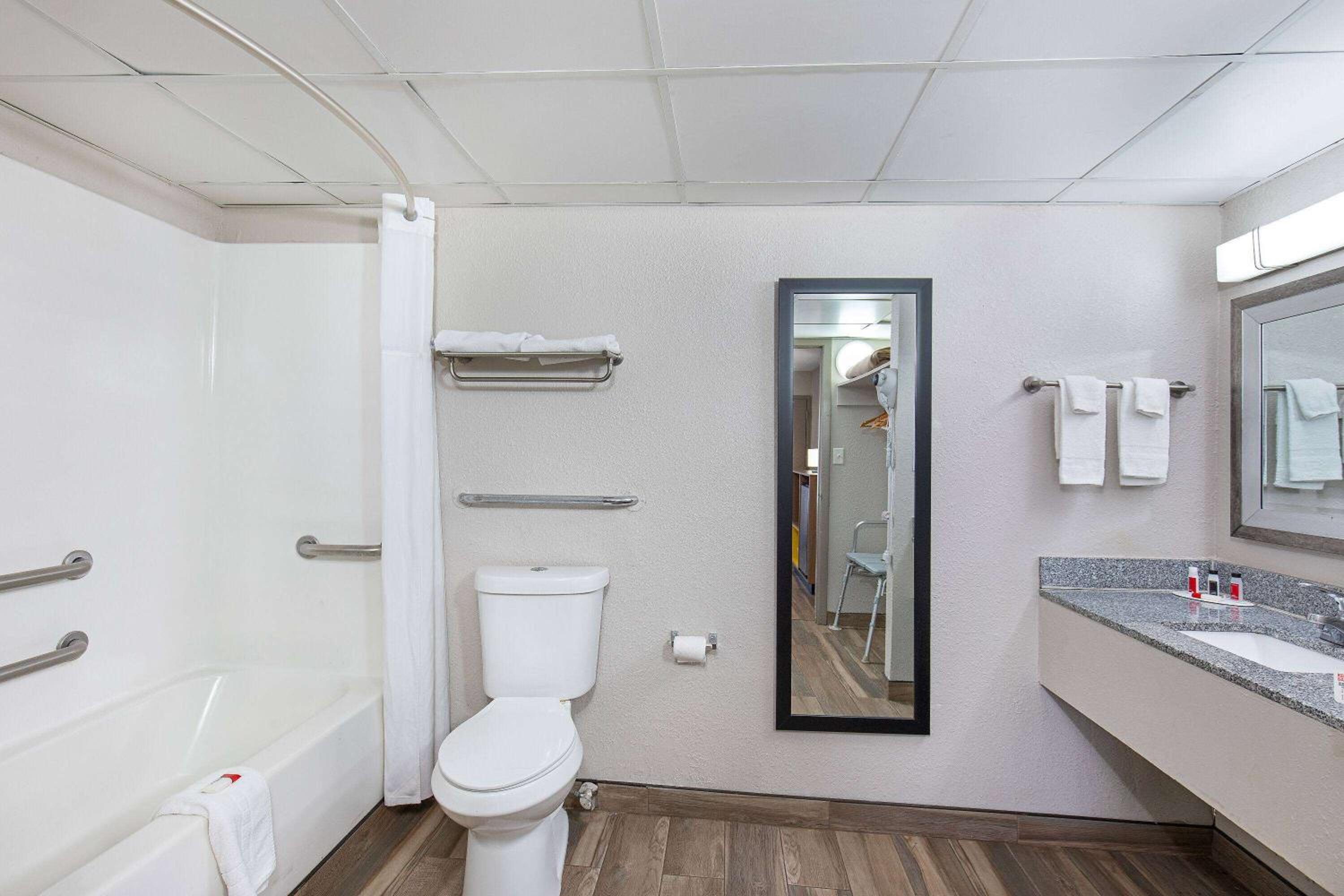 King Room - Mobility Access/Non-Smoking - Photo 7