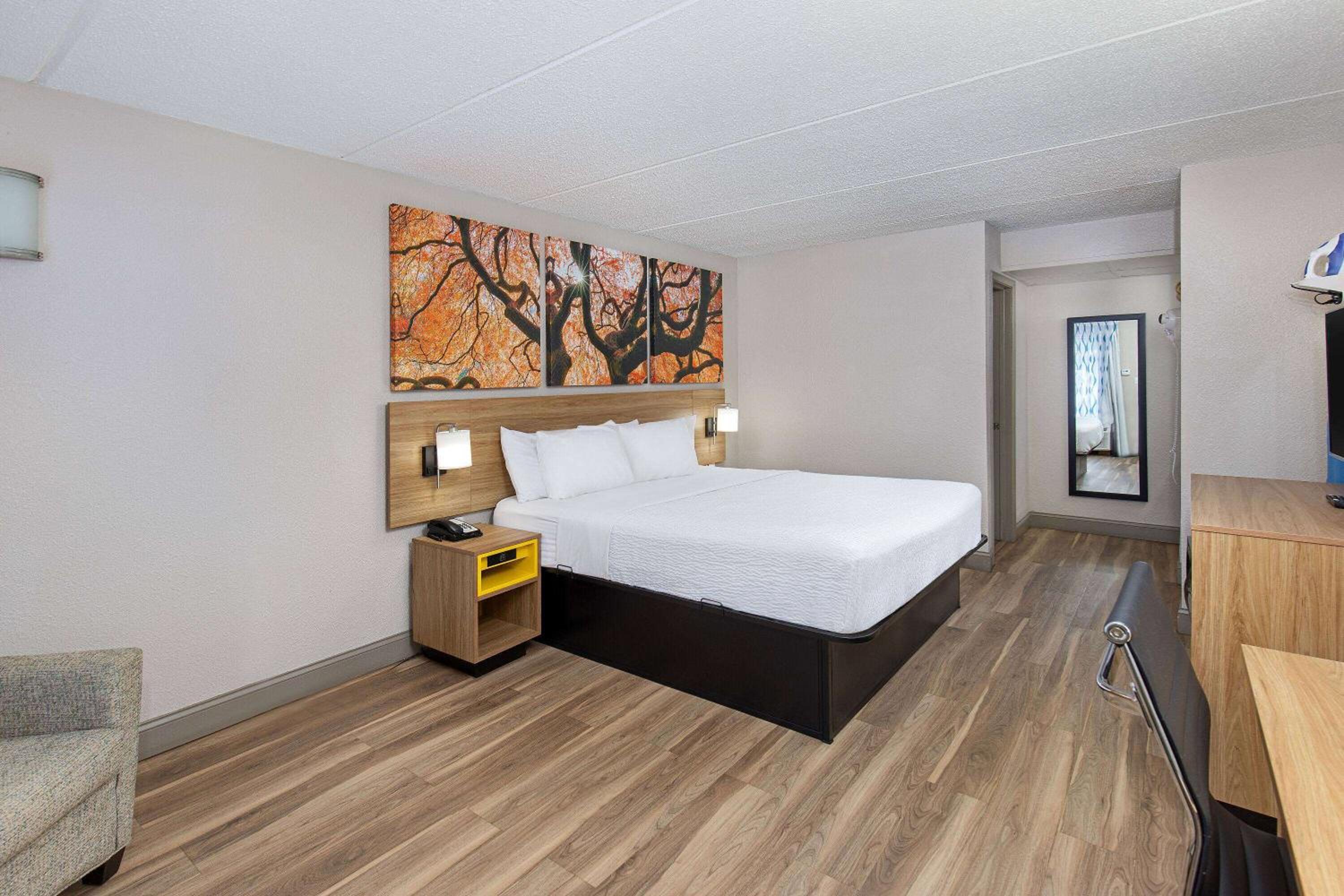 King Room - Non-Smoking - Photo 6