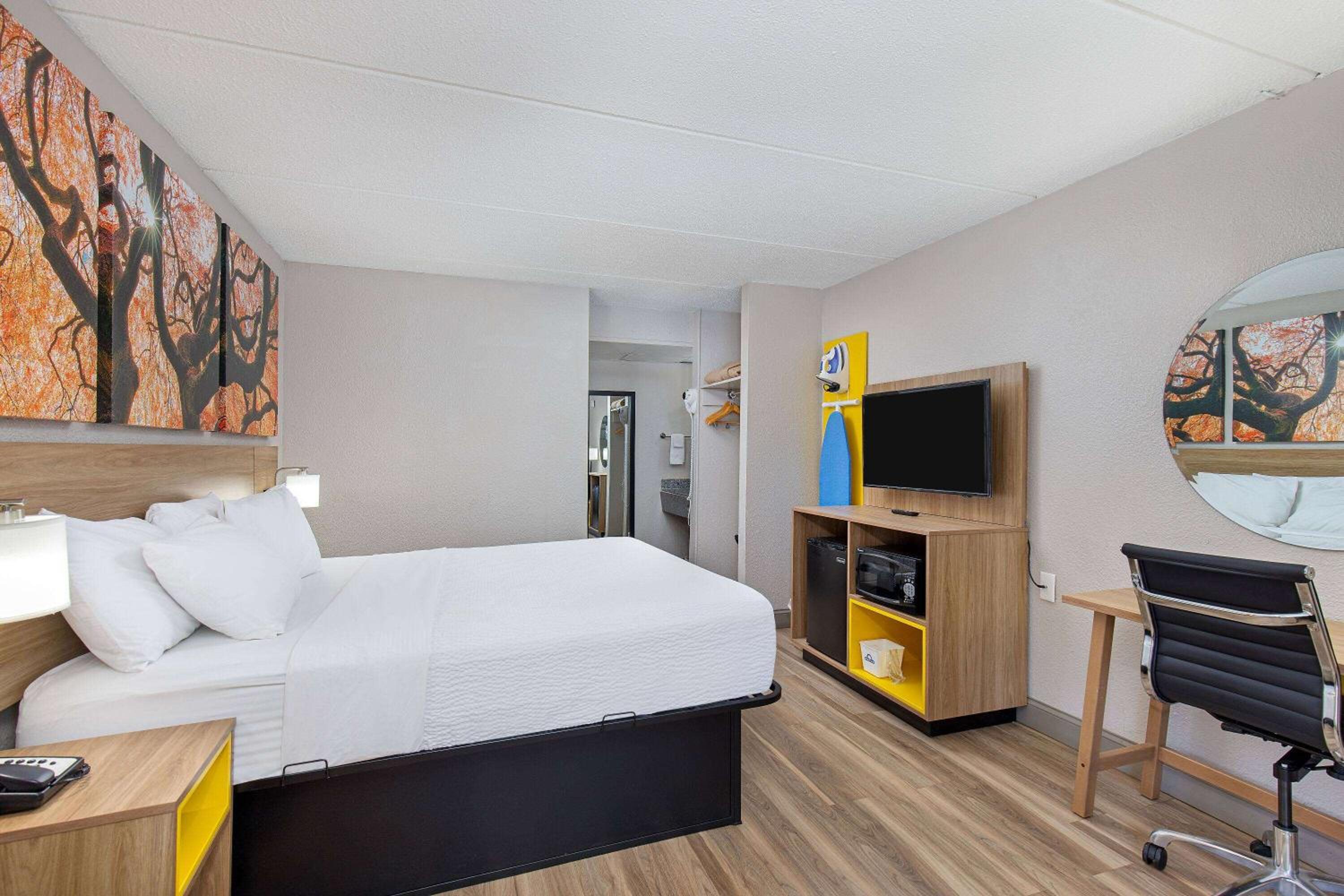 King Room - Non-Smoking - Photo 7
