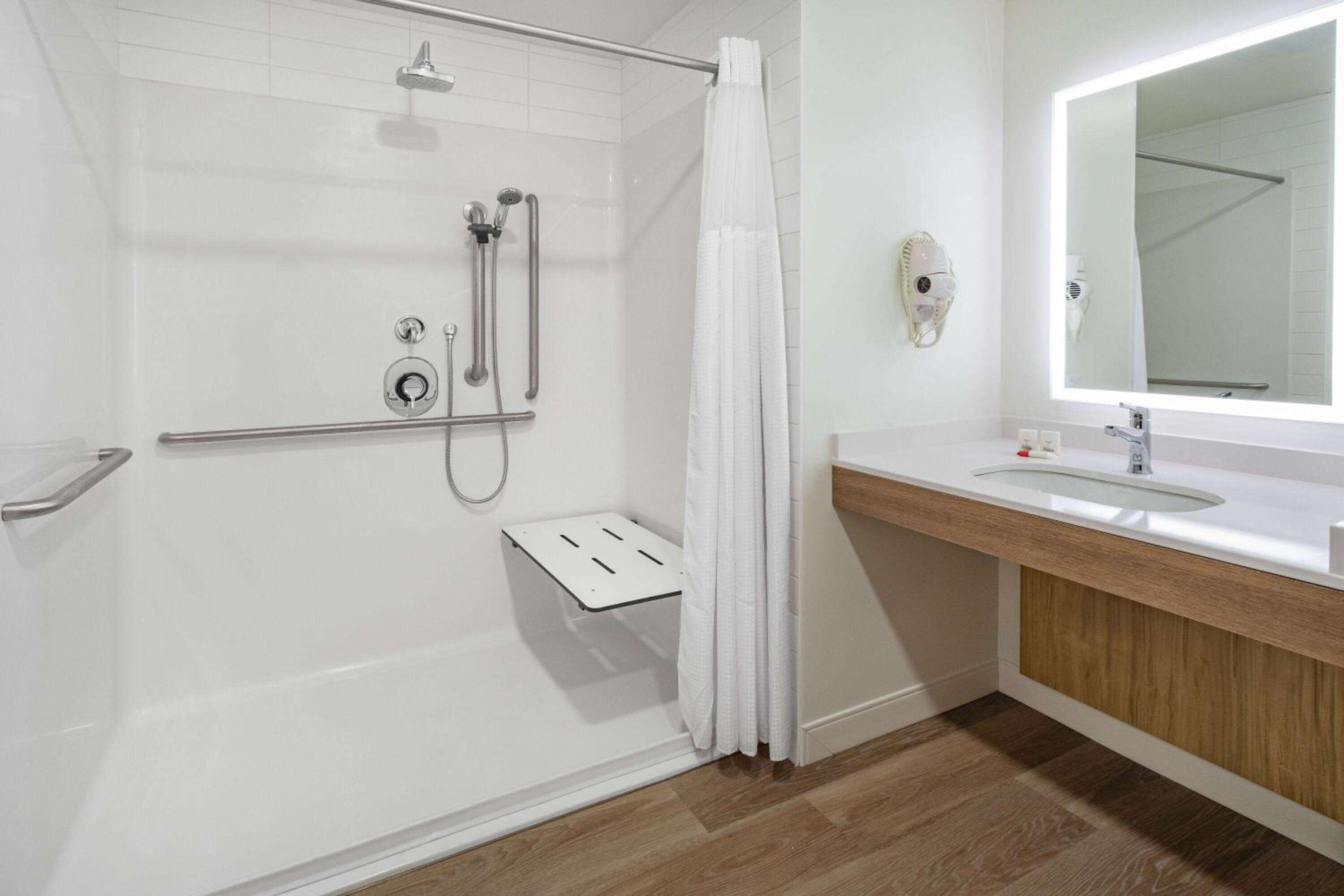 1 Queen Bed, Mobility Accessible Room, Roll-in Shower, Non-Smoking - Photo 3