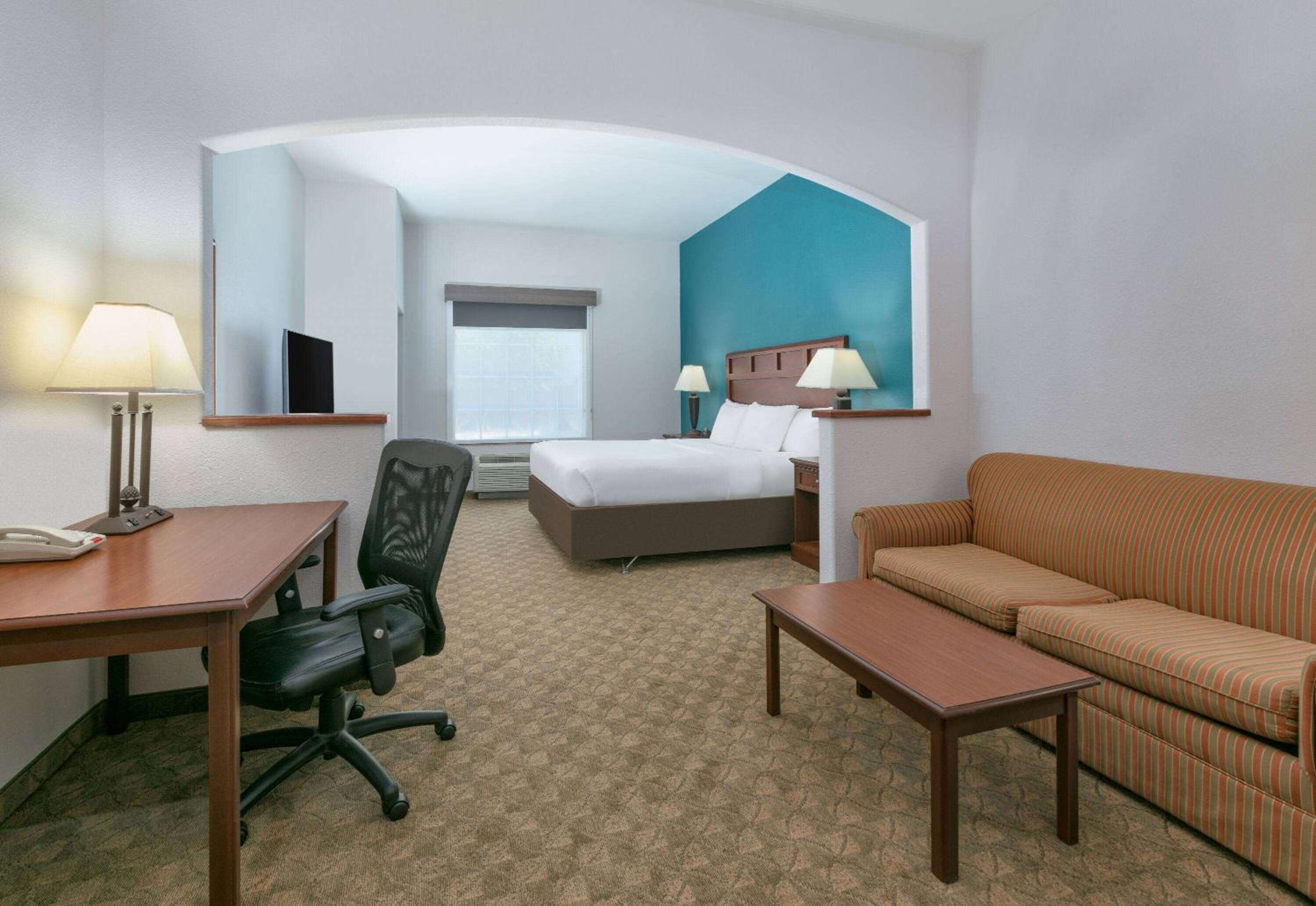 King Suite with Bath Tub - Mobility/Hearing Accessible - Non-Smoking - Photo 1
