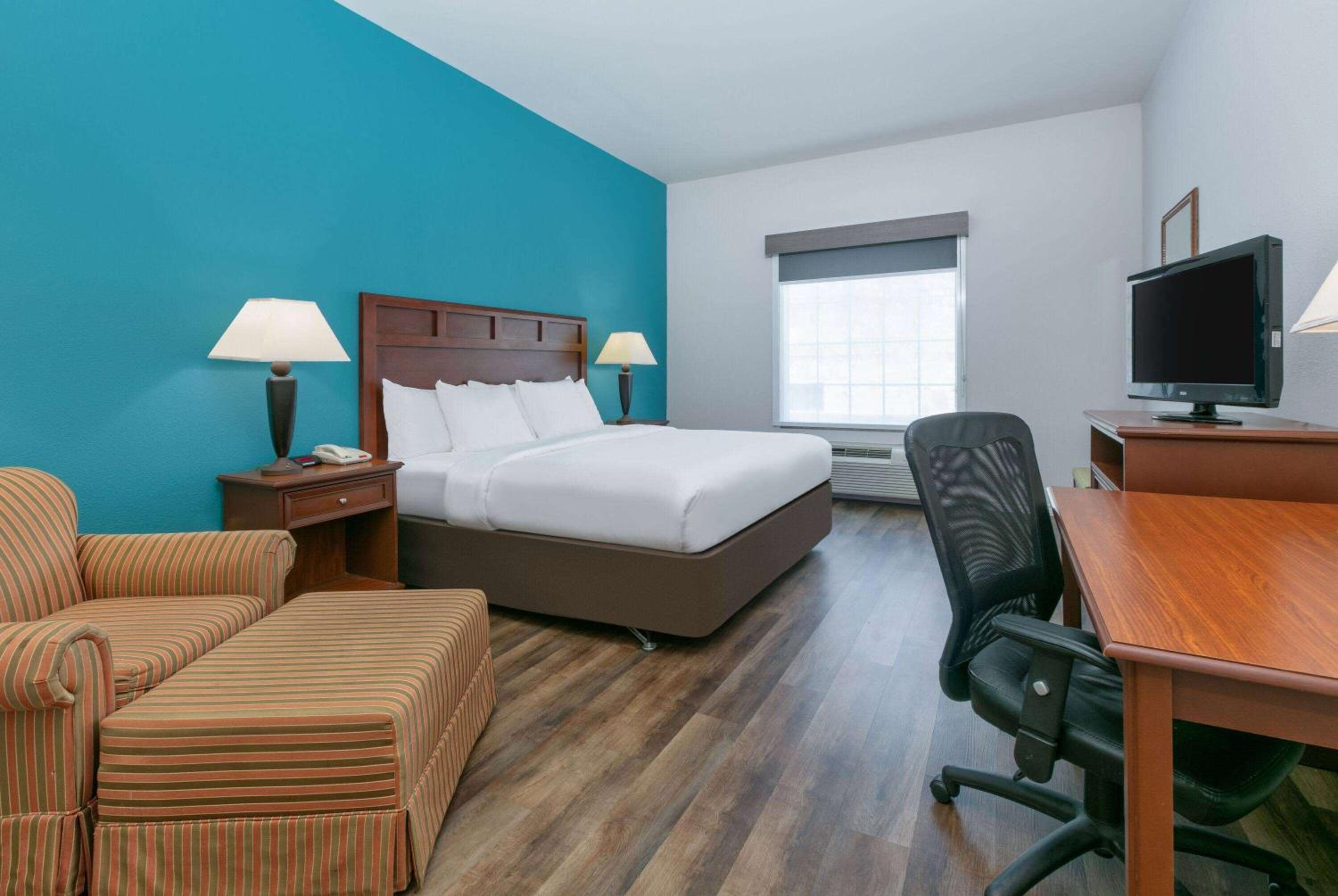King Room with Bath Tub - Mobility/Hearing Accessible - Non-Smoking - Photo 1
