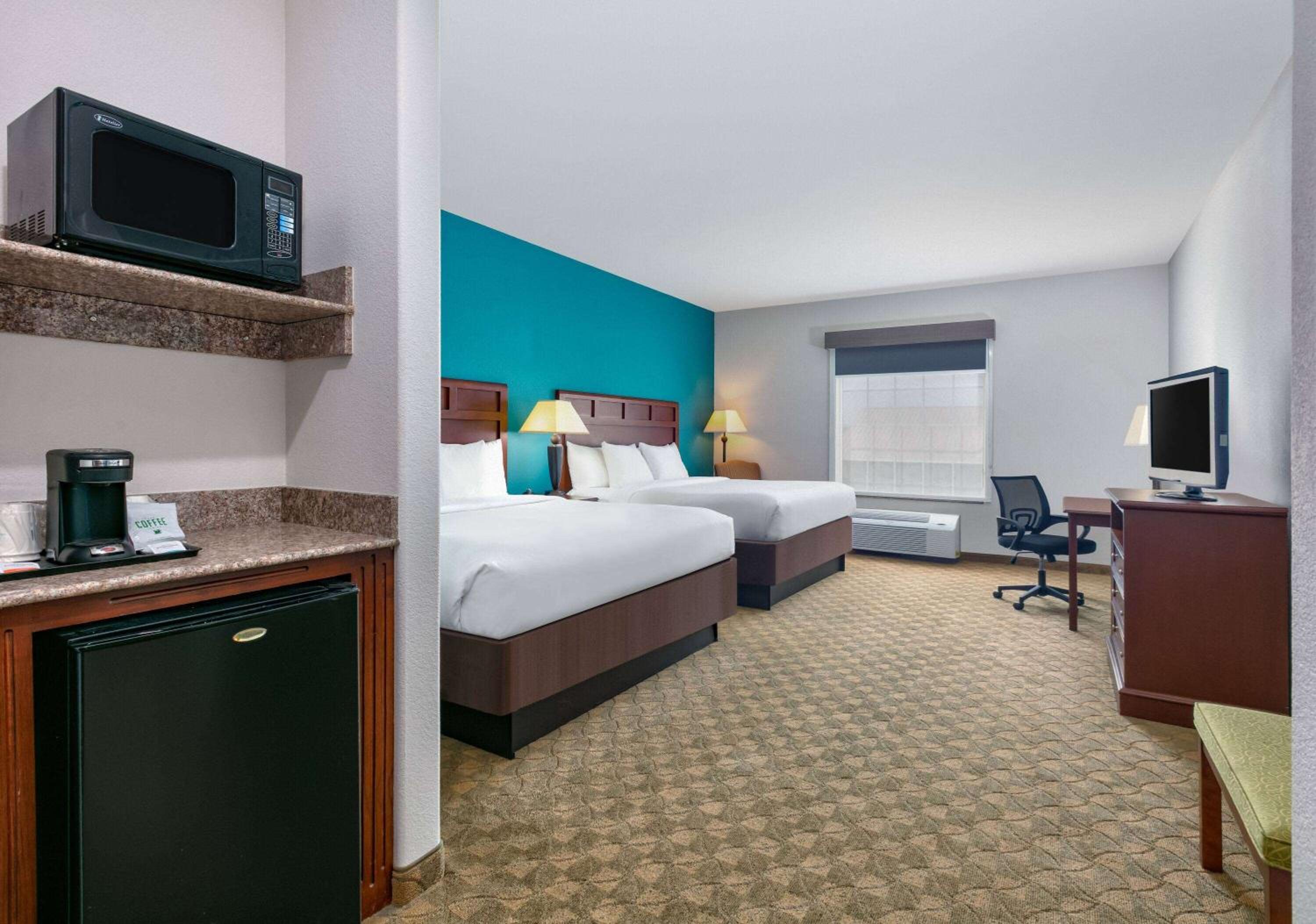 Queen Room with Two Queen Beds - Non-Smoking - Photo 1
