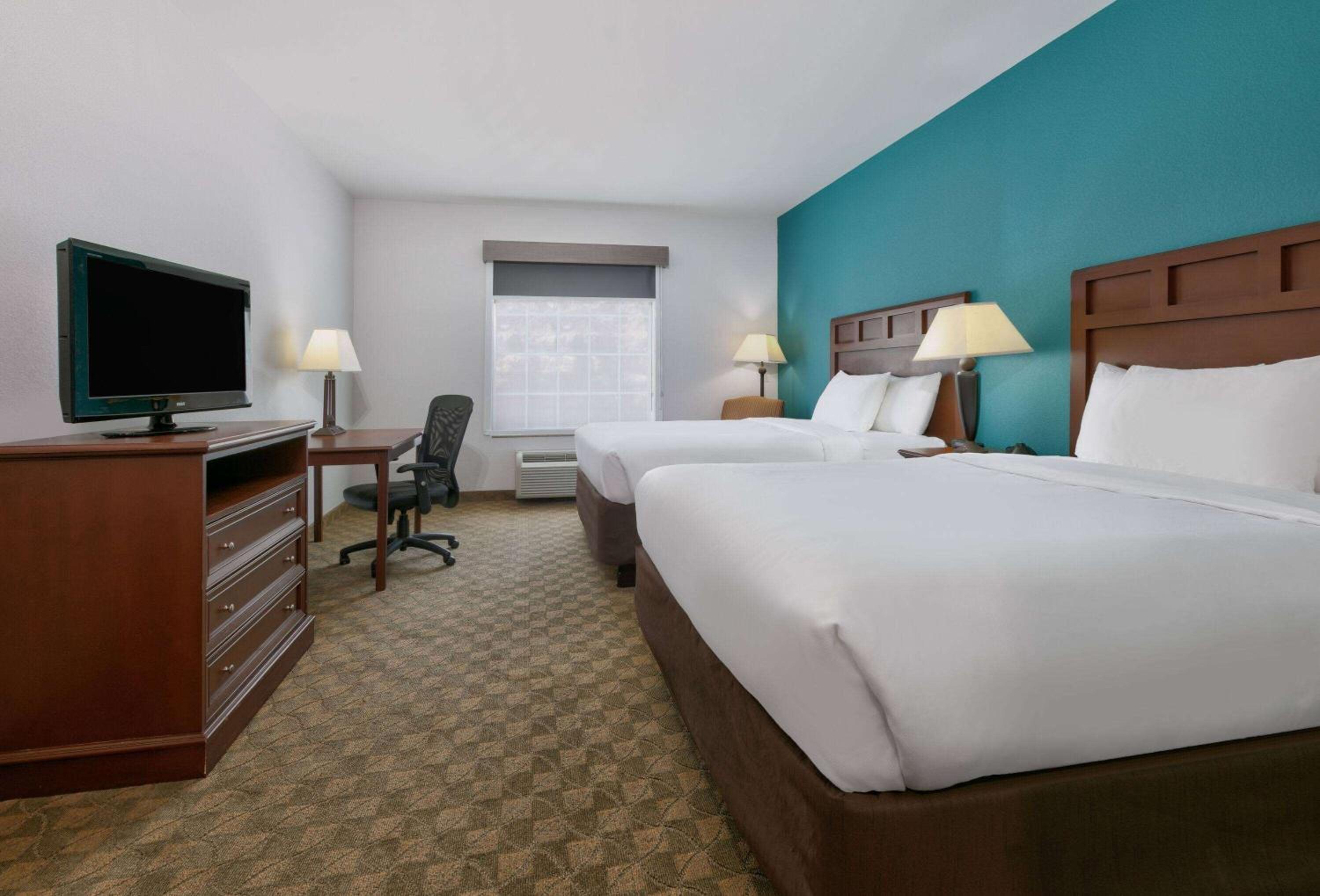 Queen Room with Two Queen Beds - Non-Smoking - Photo 2