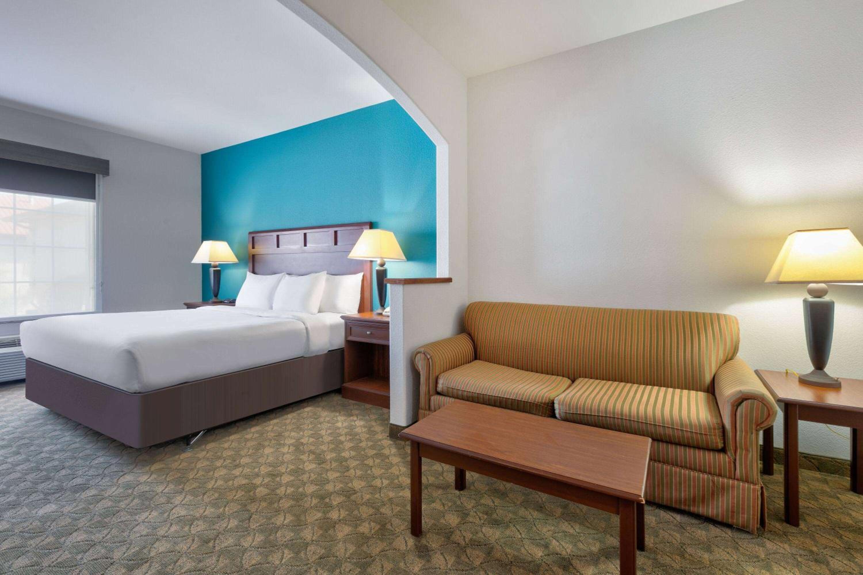 King Suite with Bath Tub - Mobility/Hearing Accessible - Non-Smoking - Photo 2