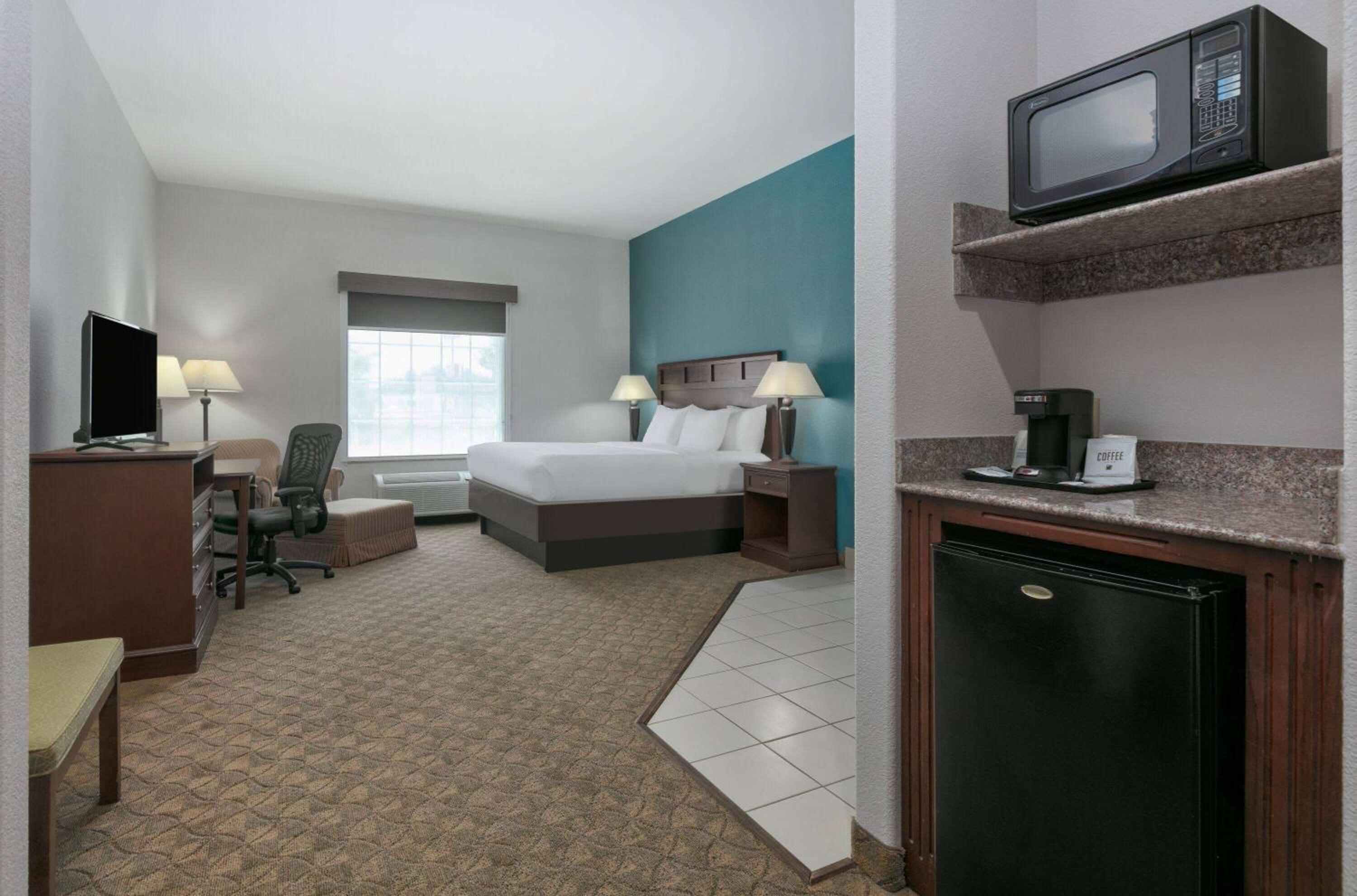 Deluxe King Room - Non-Smoking - Photo 1
