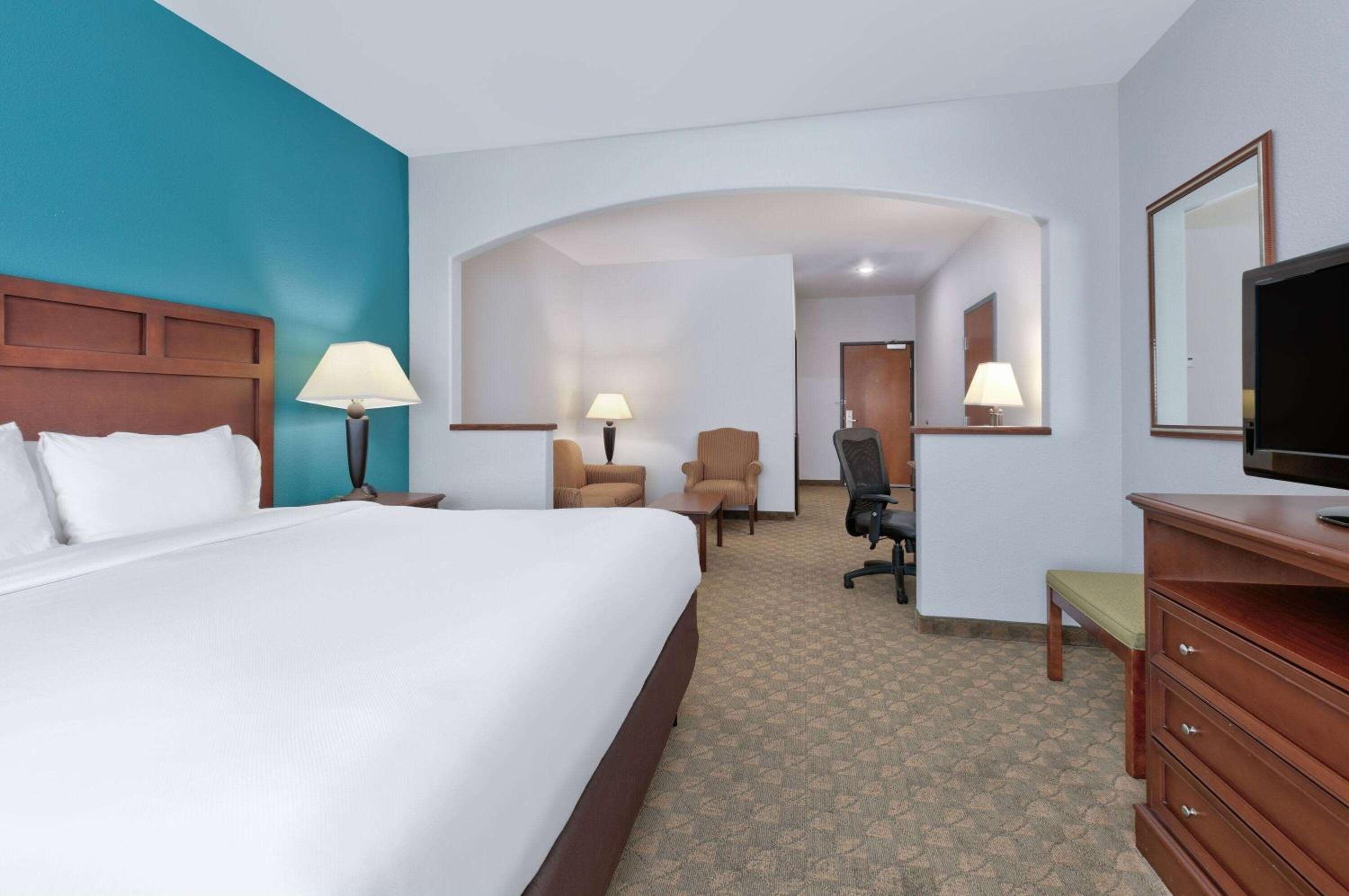 King Suite with Bath Tub - Mobility/Hearing Accessible - Non-Smoking - Photo 4