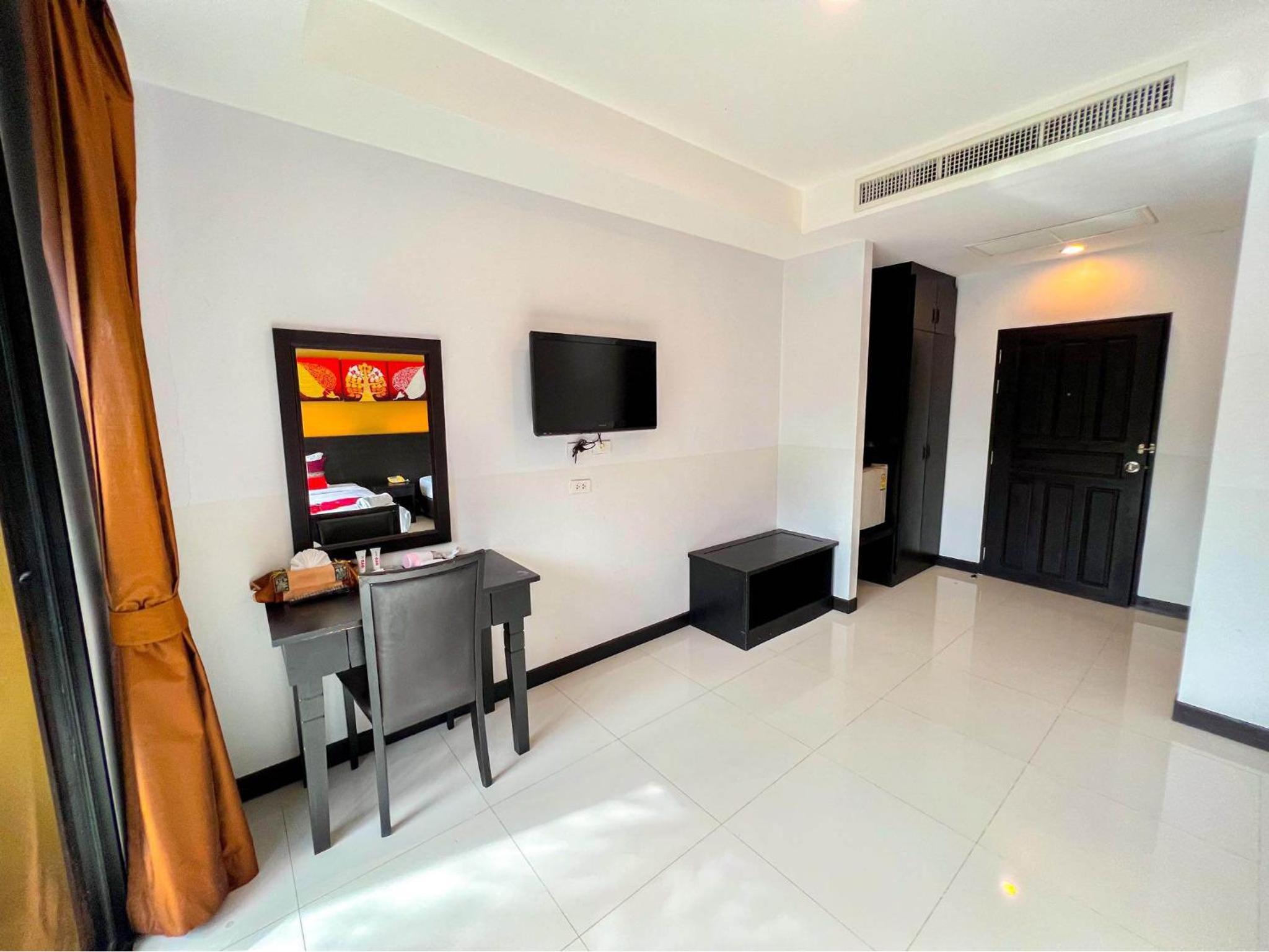 Deluxe Double Room with Balcony photo 2