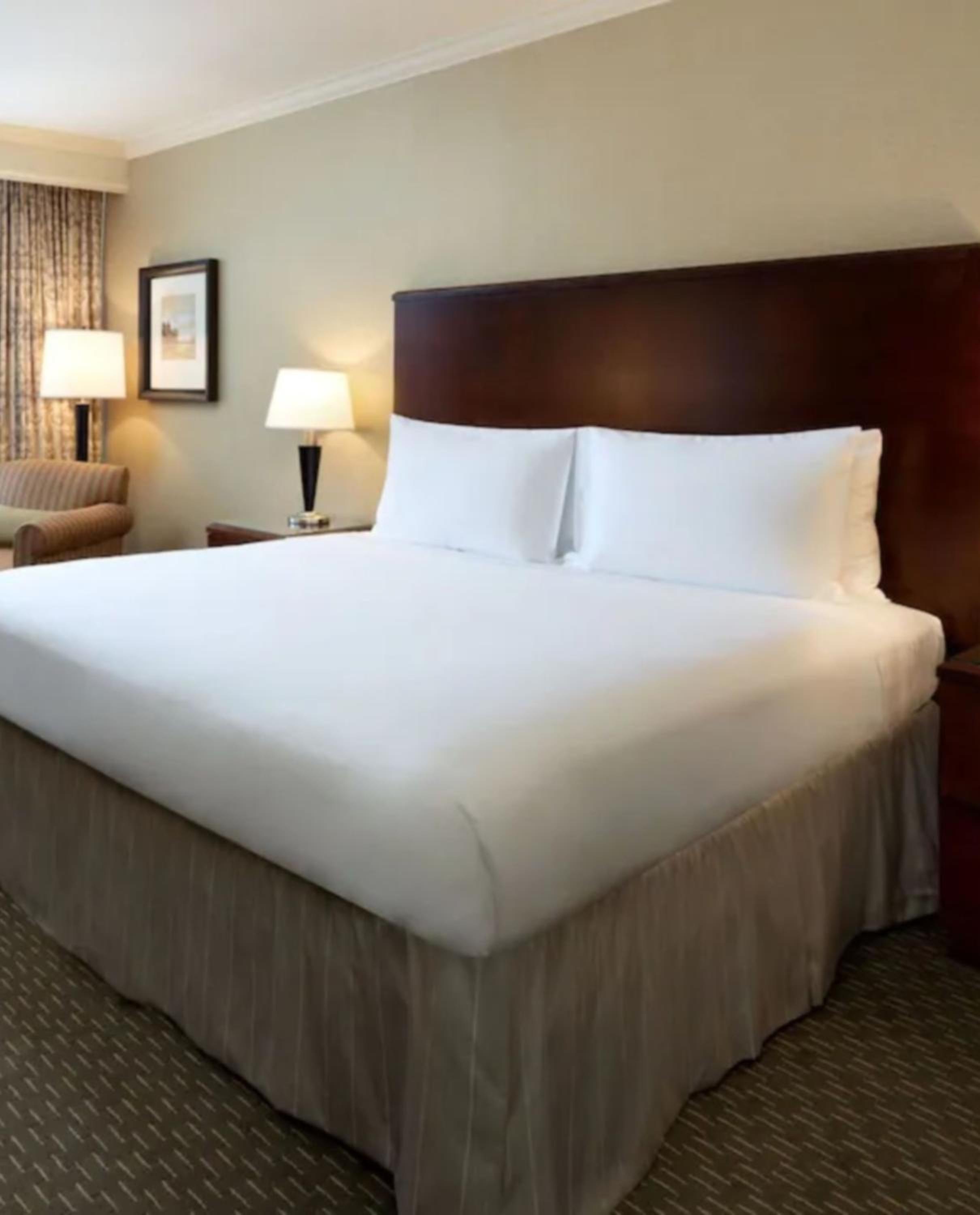 Deluxe Room - 1 King Bed - Photo 4