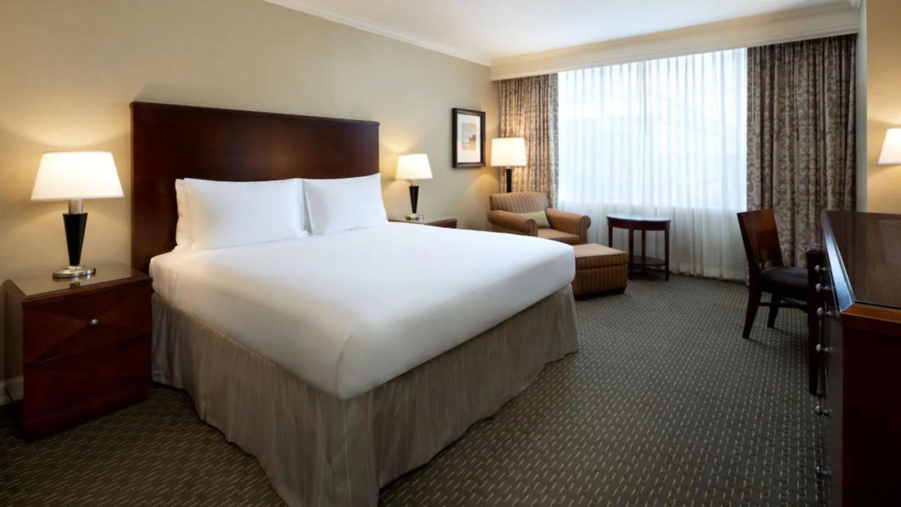 Deluxe Room - 1 King Bed - Photo 3