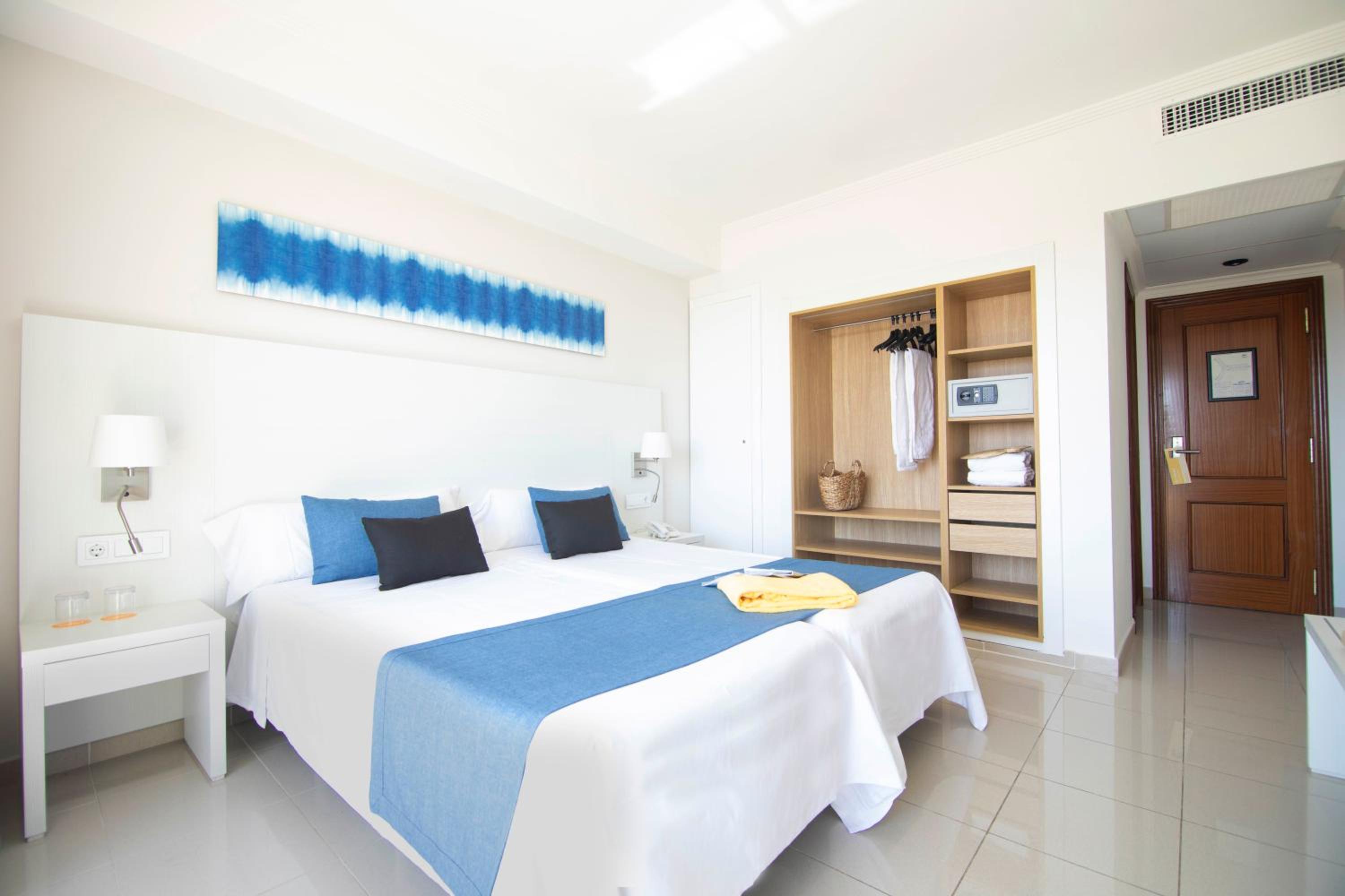Double Room with Sea View - Photo 2