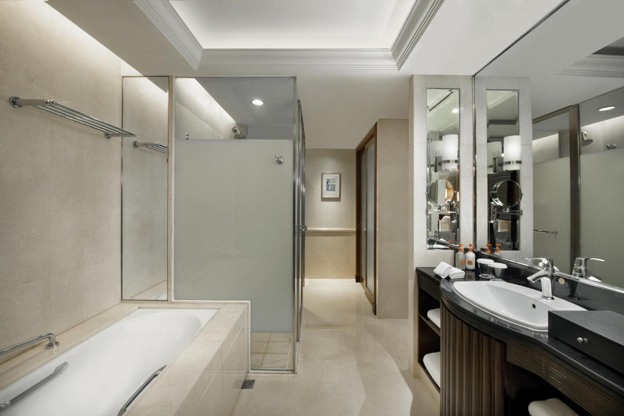 Standard King Room - Photo 4