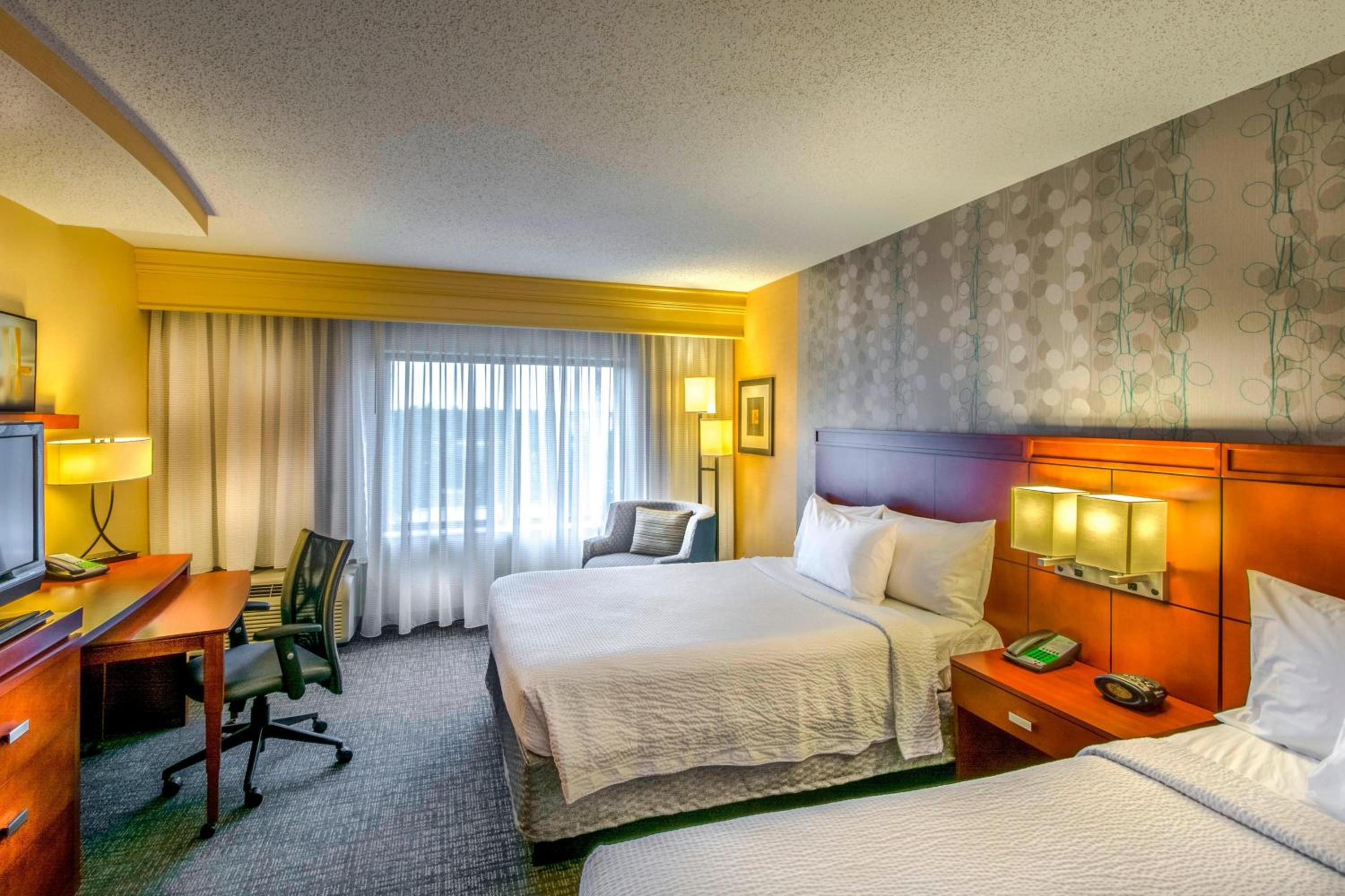 Queen Room with Two Queen Beds - Photo 4