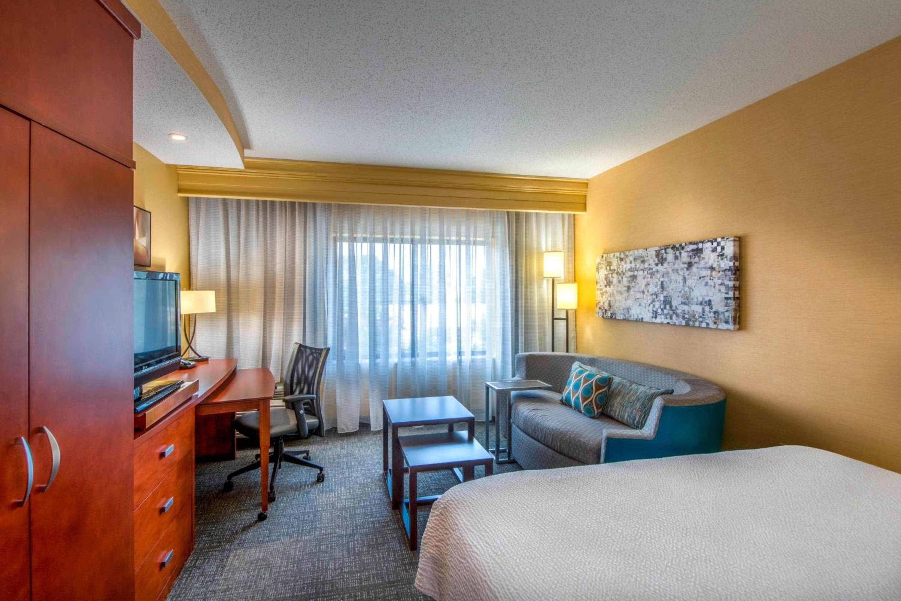 King Room with Sofa Bed - Photo 1