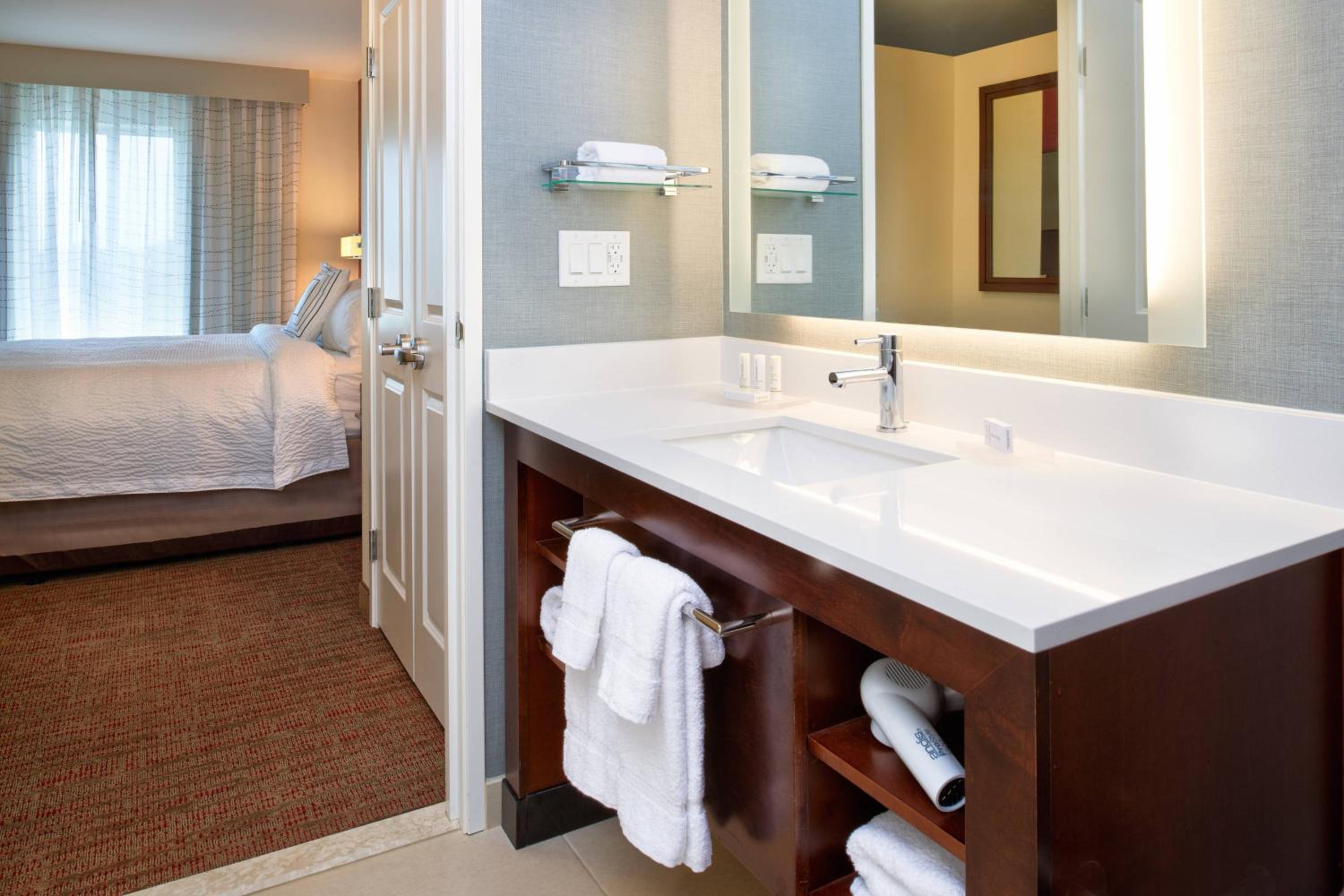 Queen Studio with Sofa Bed and Roll-in Shower - Mobility and Hearing Accessible photo 2