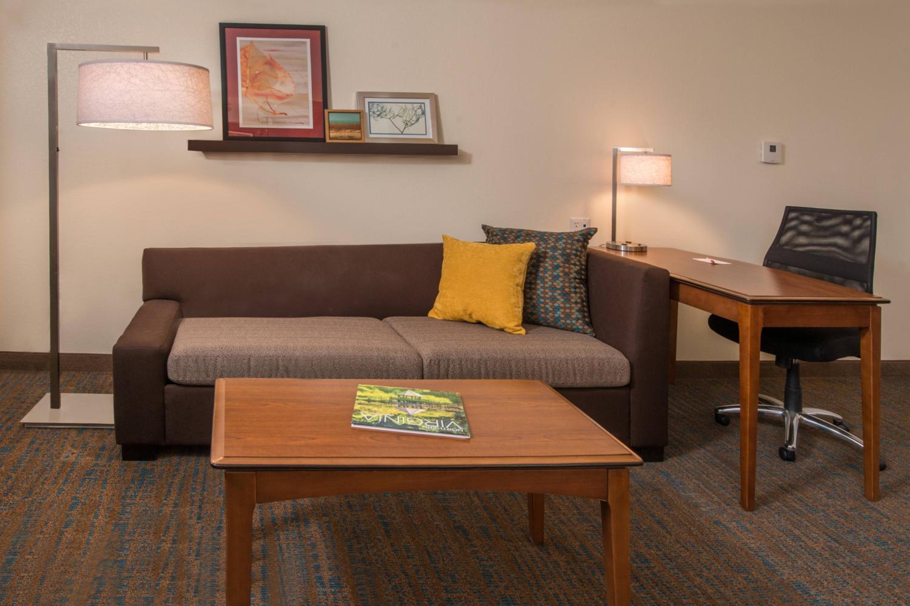 Queen Studio with Sofa Bed - Photo 3