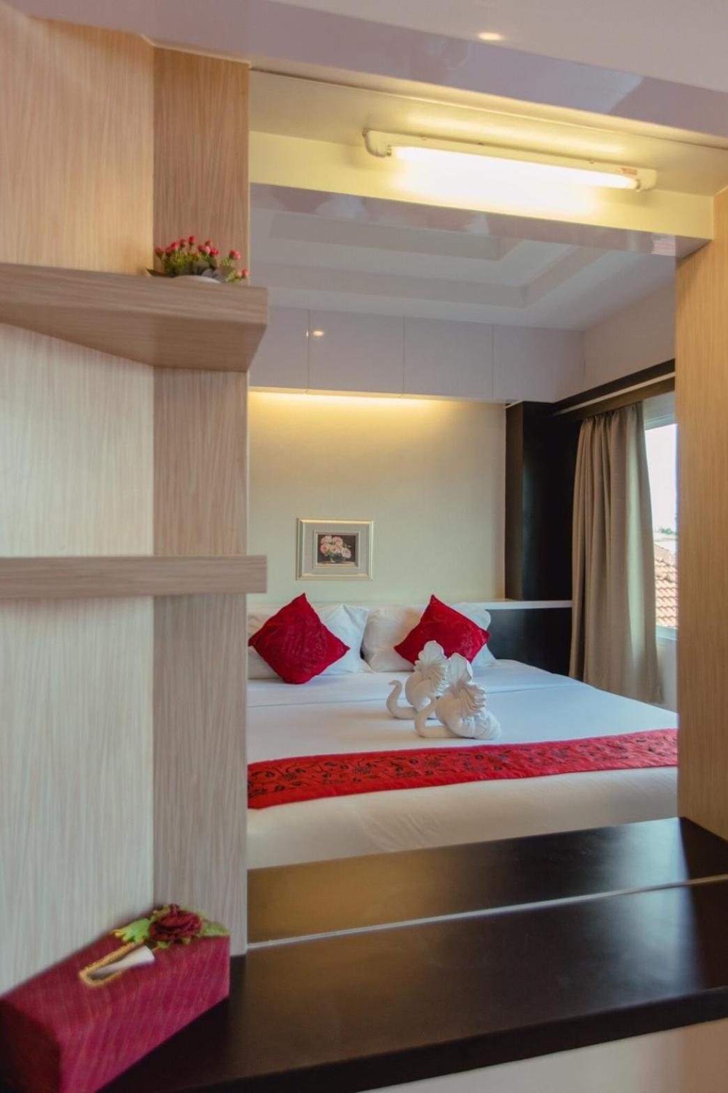 Deluxe King Suite photo 2