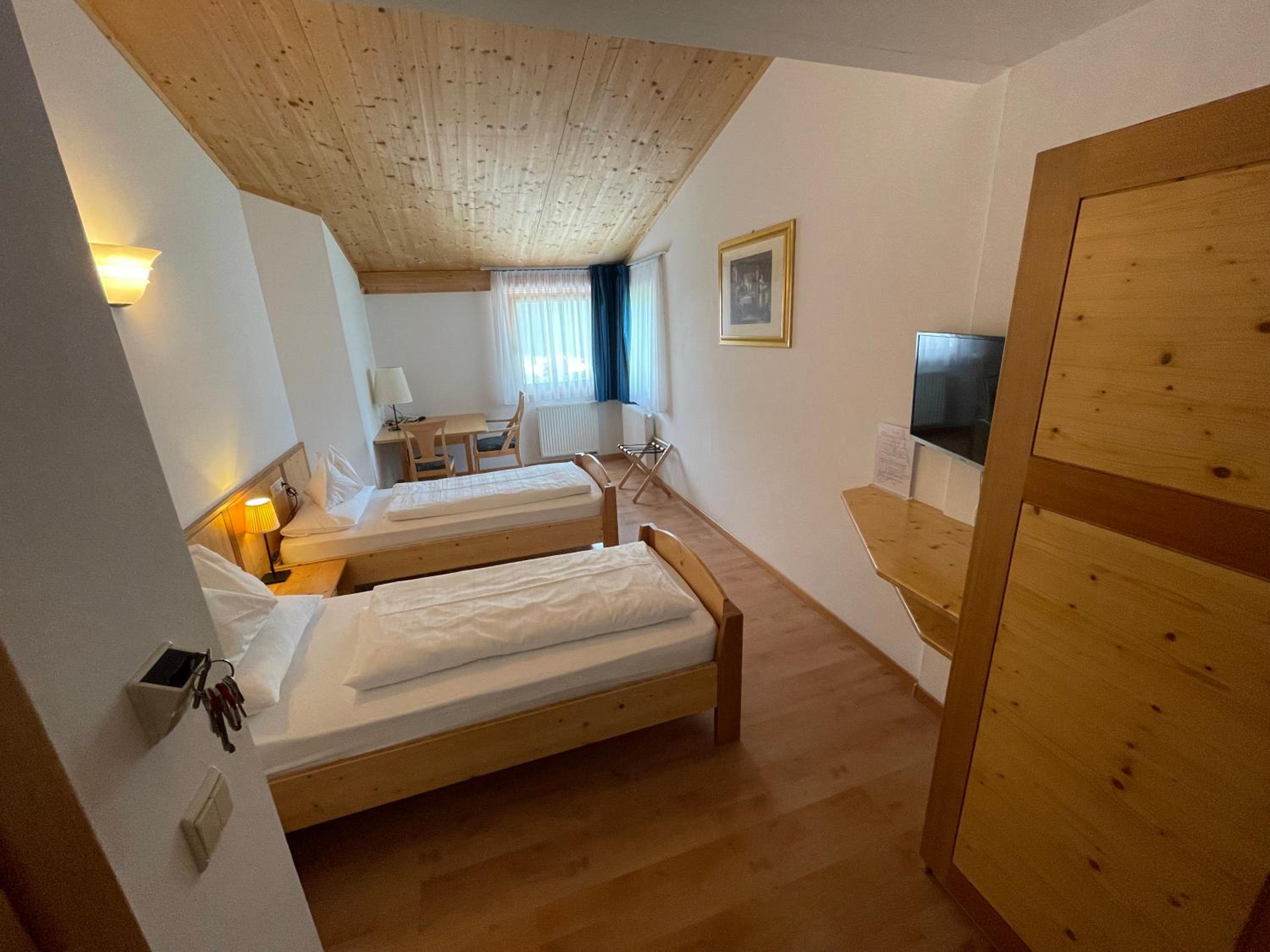 Standard Double or Twin Room - Photo 2