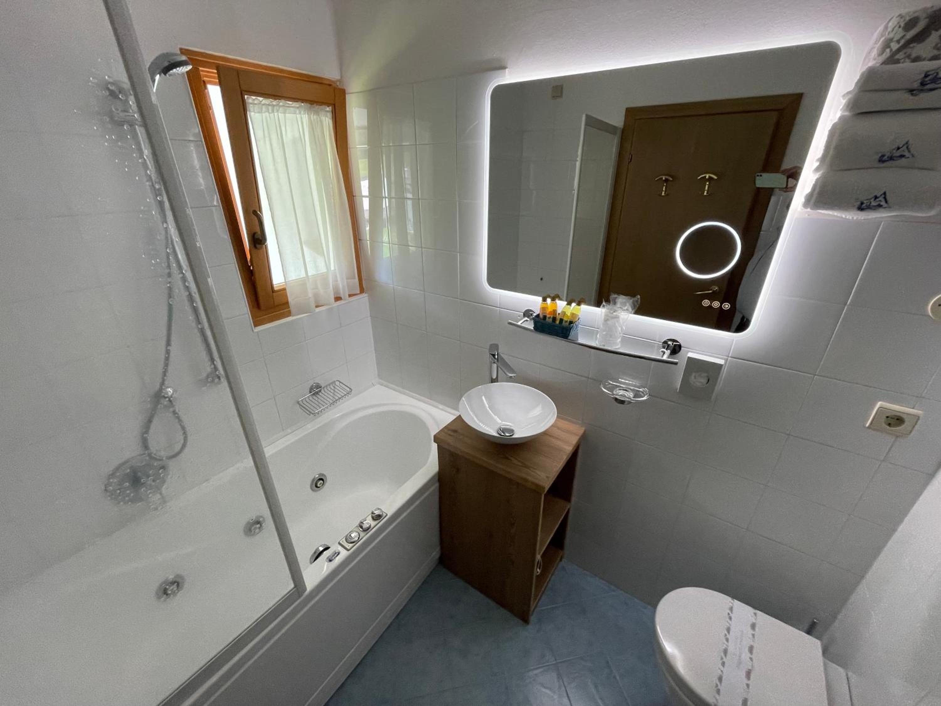 Standard Double or Twin Room - Photo 6