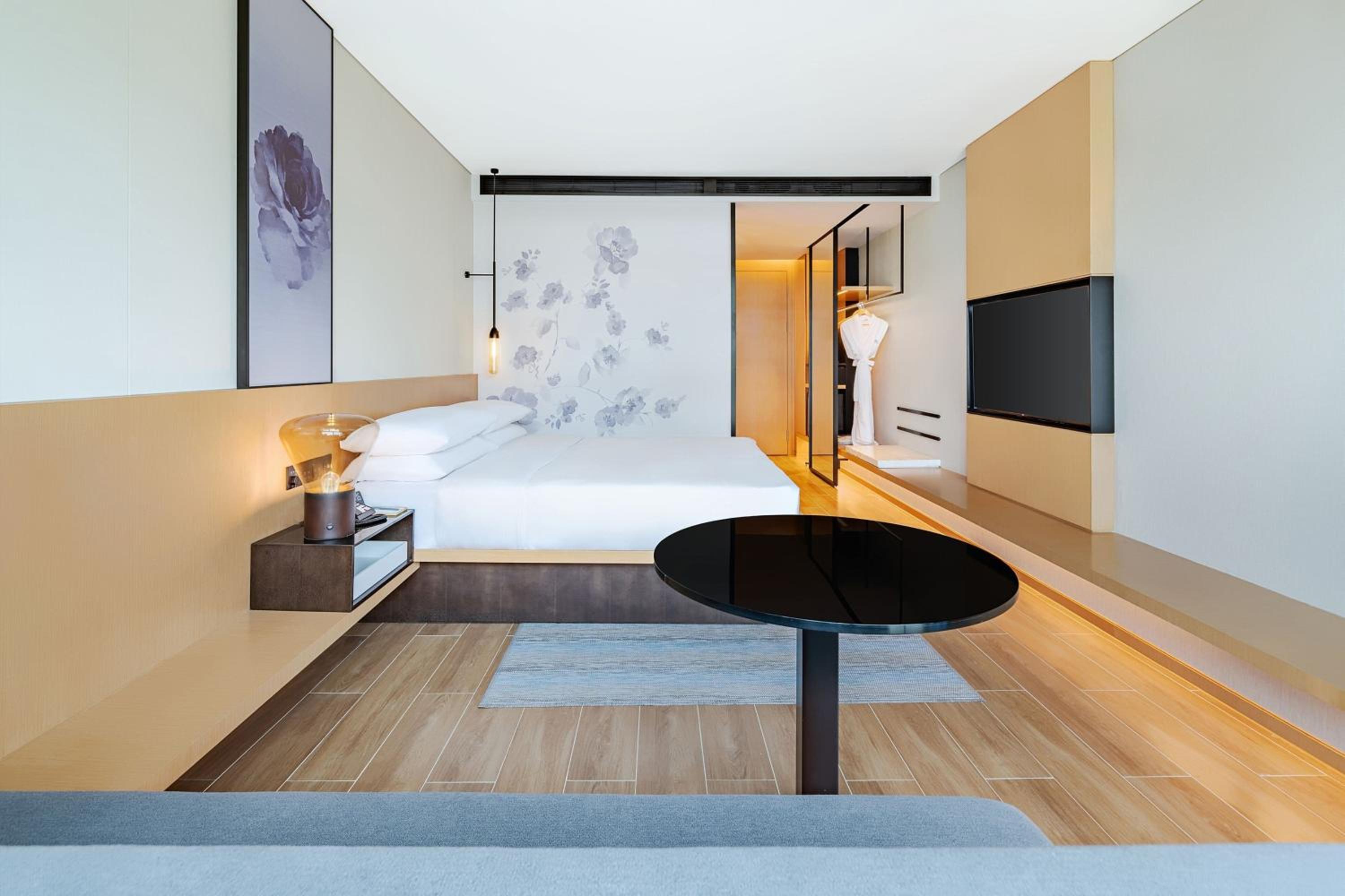 Premium King Room with City View photo 3