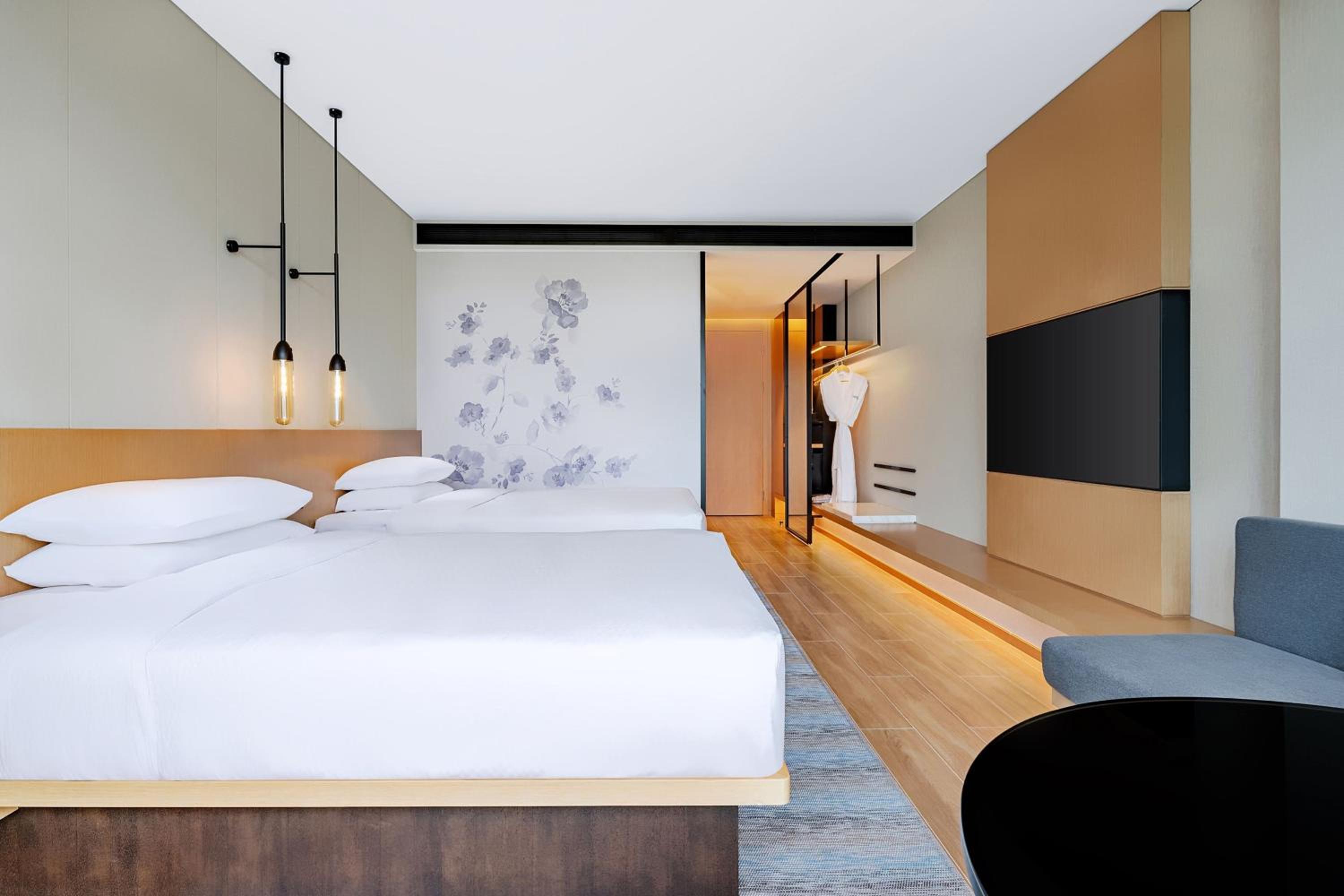 Premium Double Room with Two Double Beds and City View photo 2