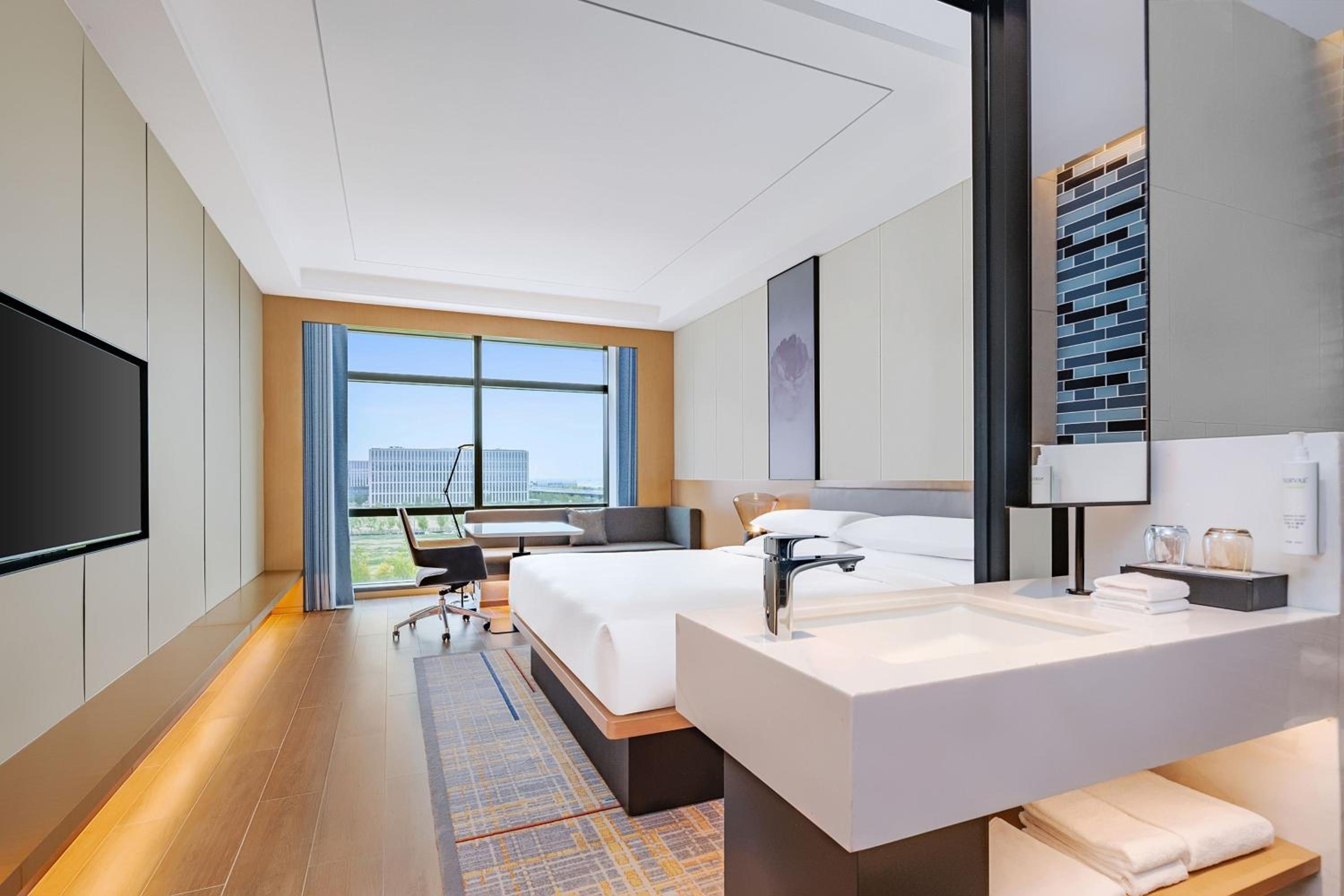 Business King Room with City View
