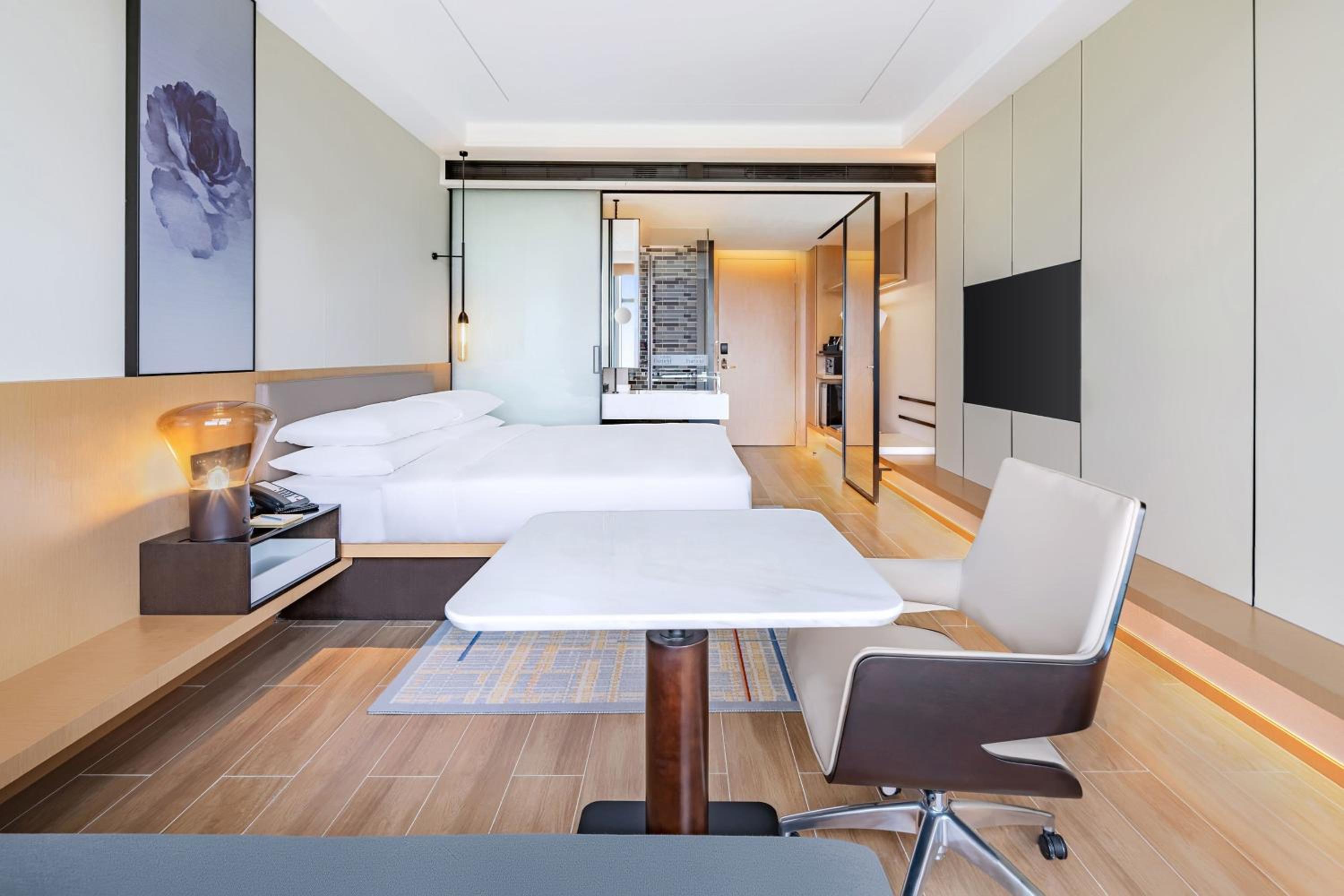 Business King Room with City View photo 2
