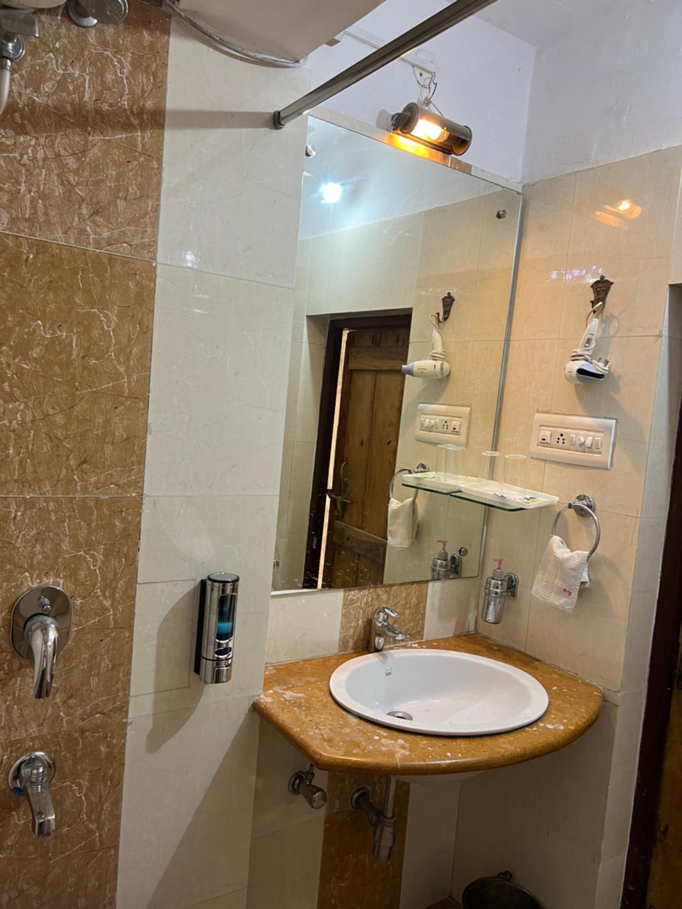 King Suite with Balcony - Photo 25