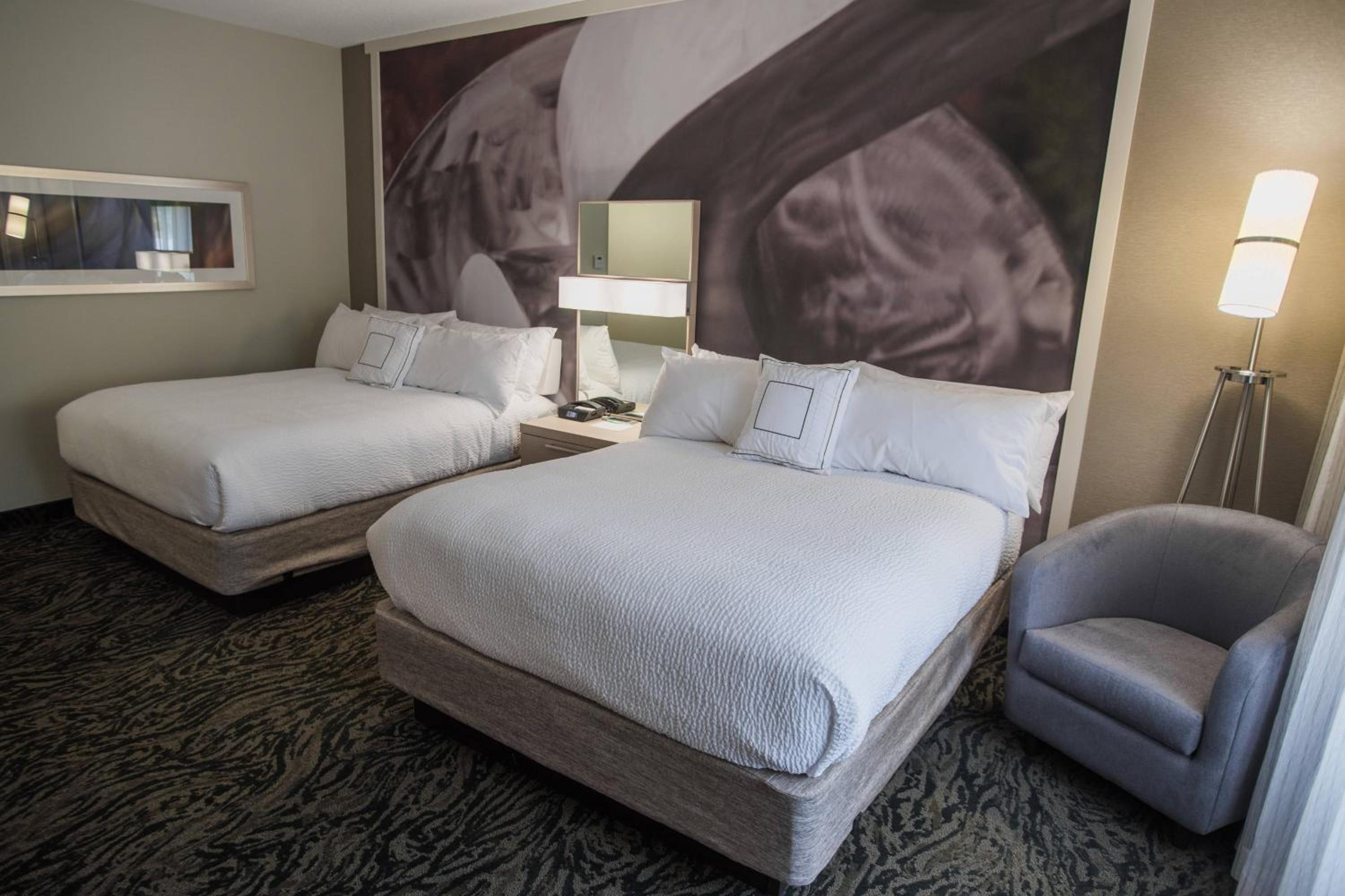 Queen Room with Two Queen Beds - Photo 3