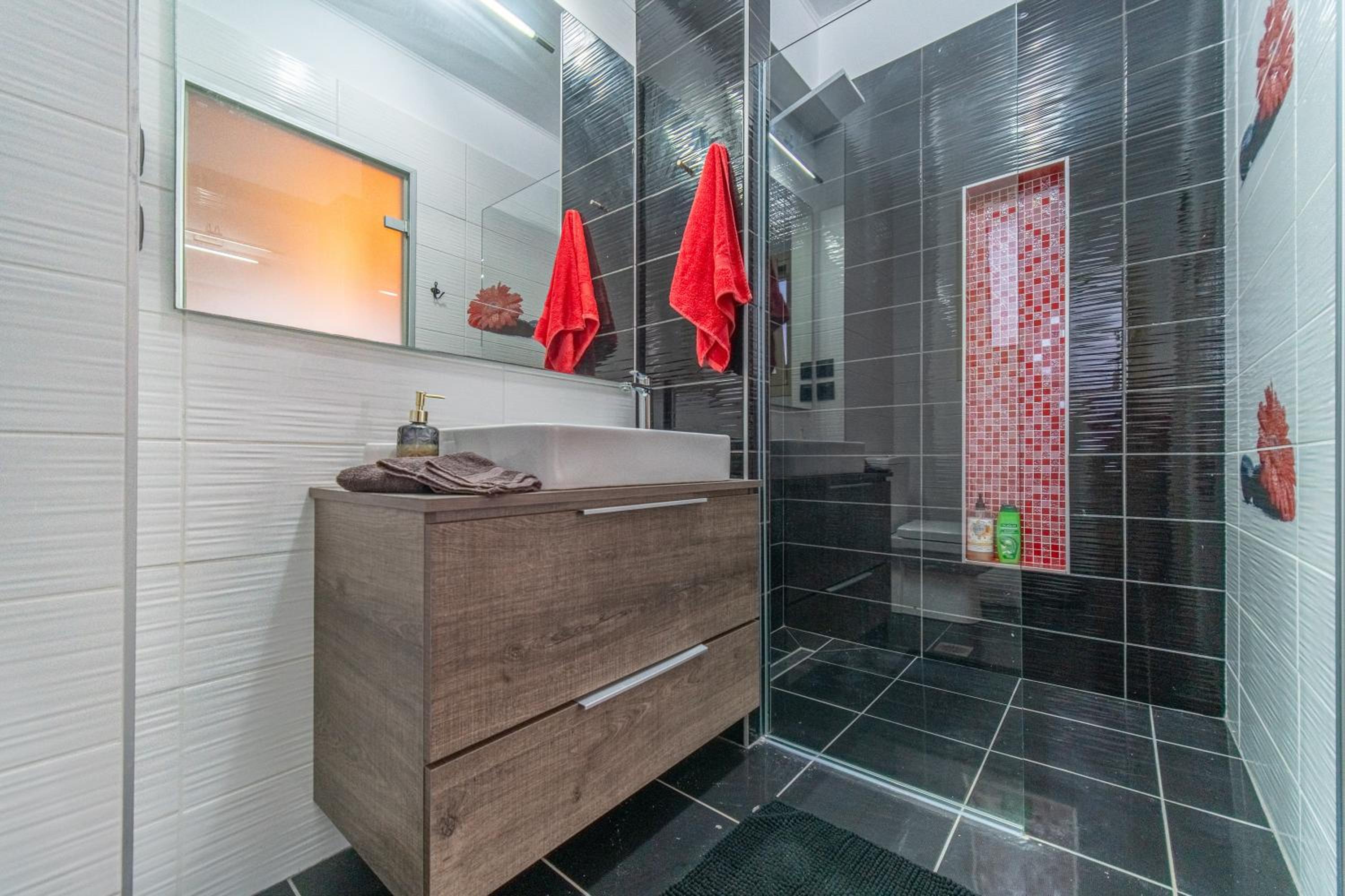Two-Bedroom Deluxe Apartment with Ocean View photo 2