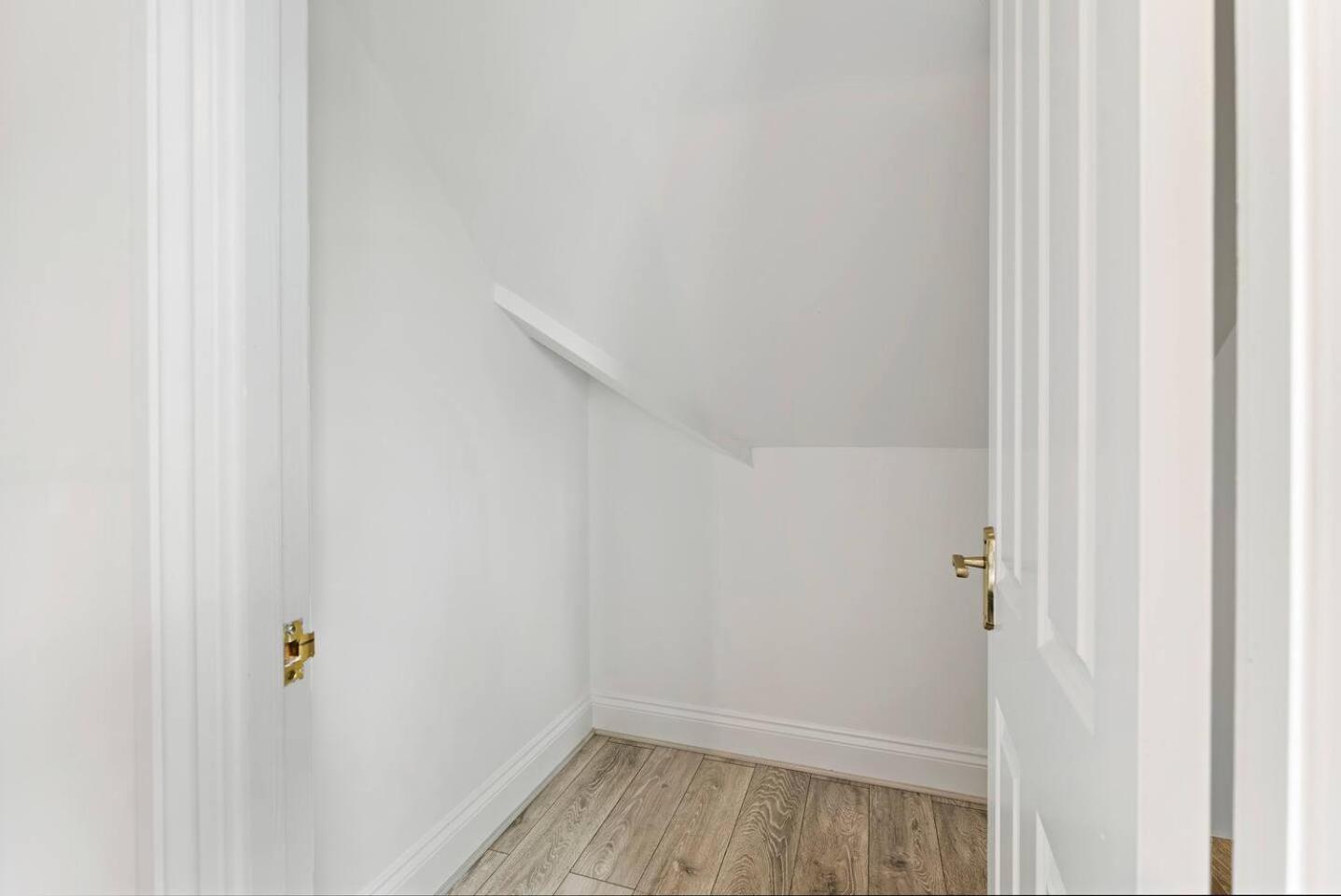 Five-Bedroom House photo 2