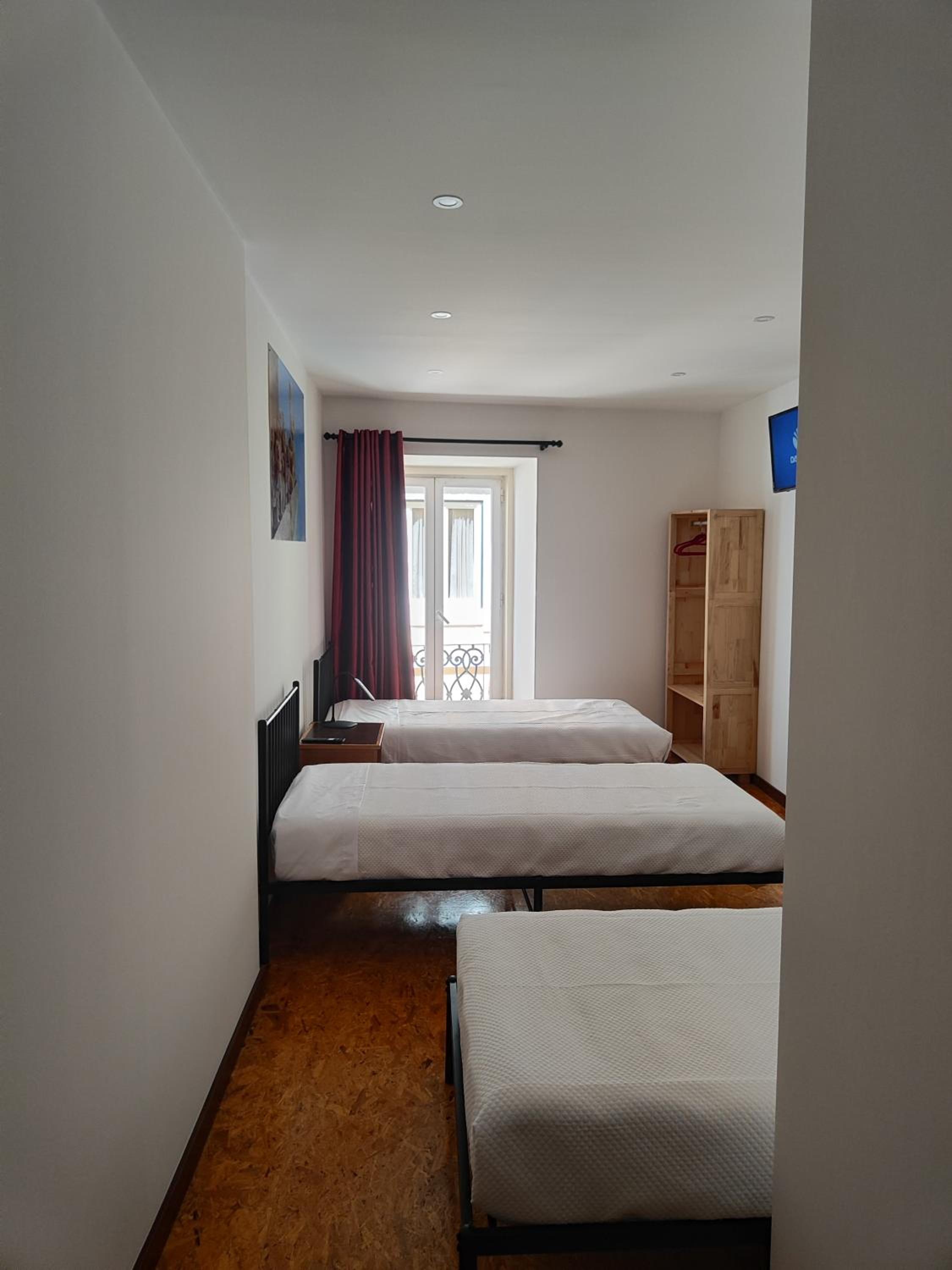 Economy Triple Room photo 3