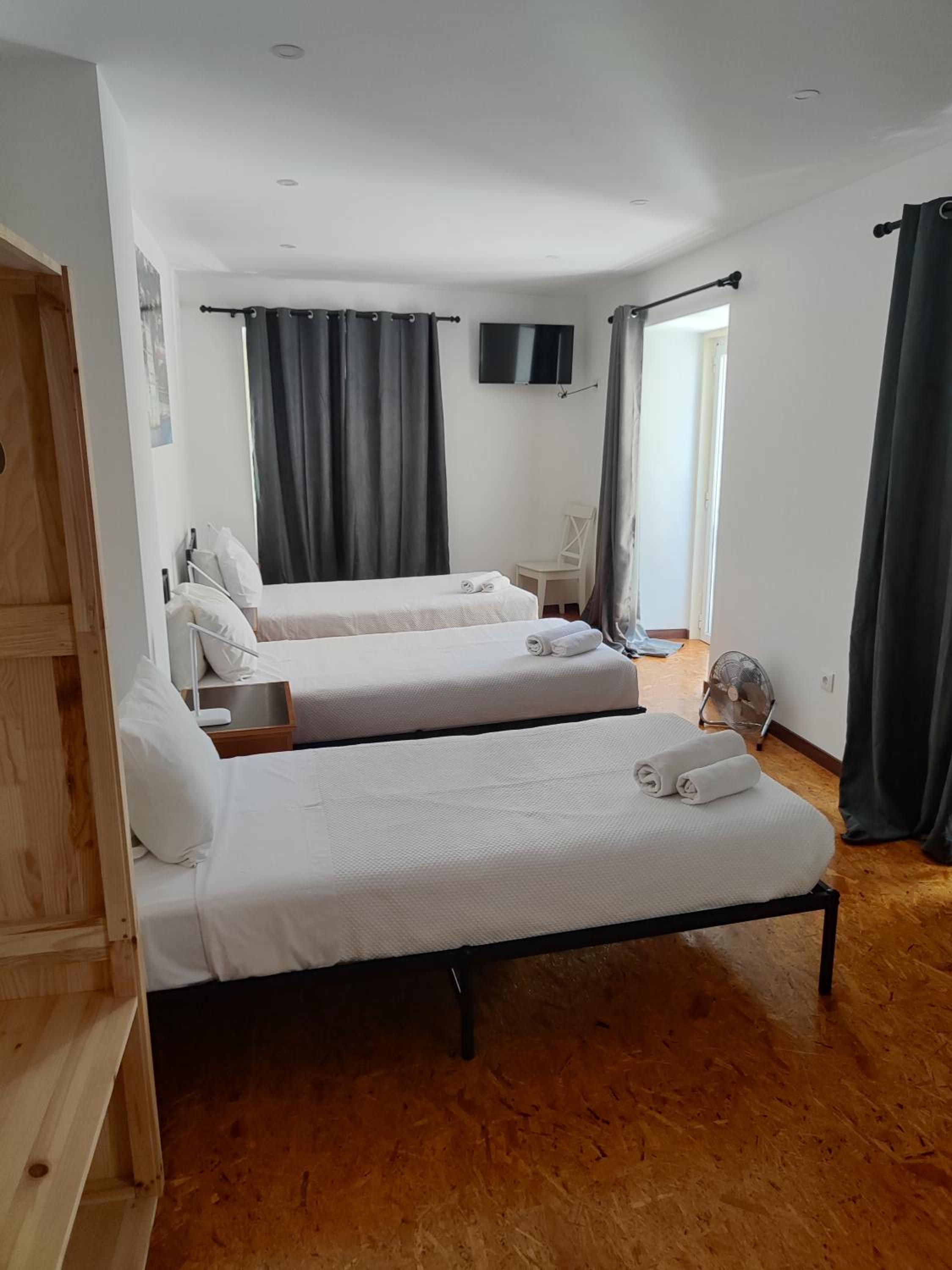 Economy Triple Room photo 2